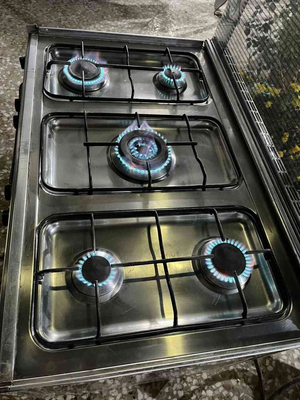 طباخ نضيف كله شغال السعر ١٦٠ وبي مجال المكان نهايه الشعله قرب العلوه منطقه الدهله ل***********
