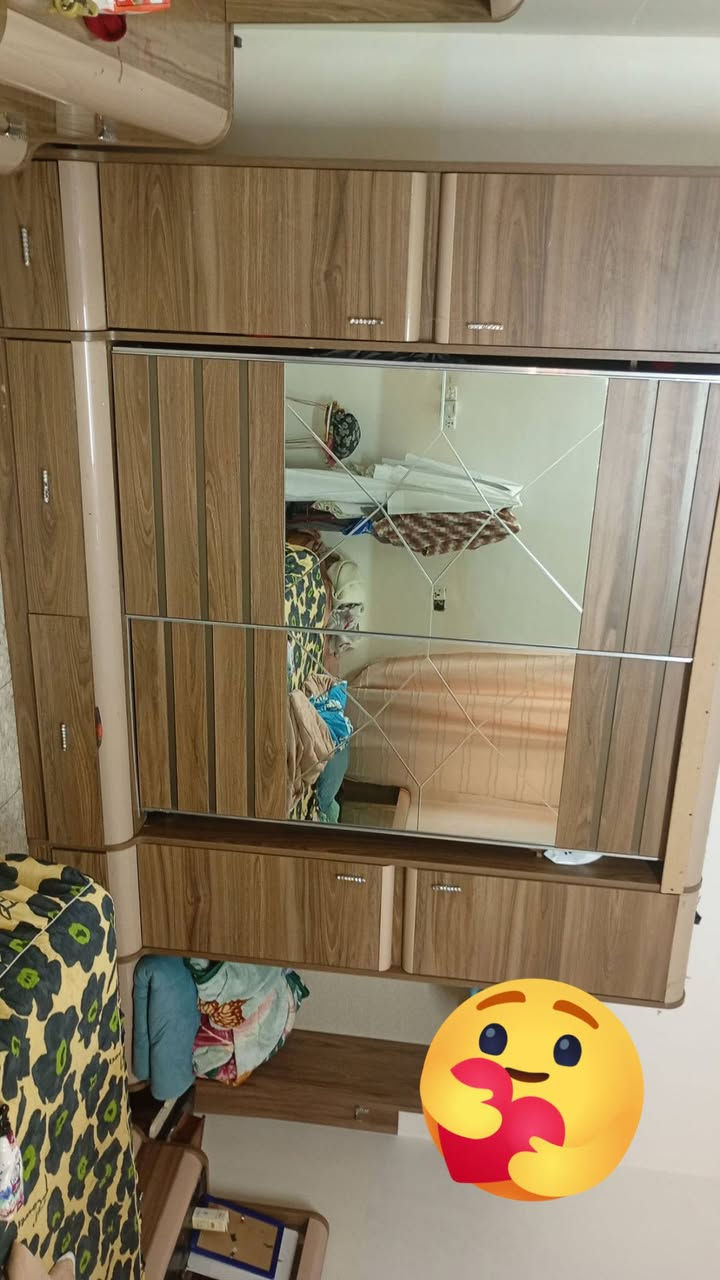 من رخصه الادمن غراض بيت للبيع نضيفه أسعار مناسبه لغرض تفريغ البيت عنوان زعفرانيه أربع شوارع اتصل على رقم ***********
