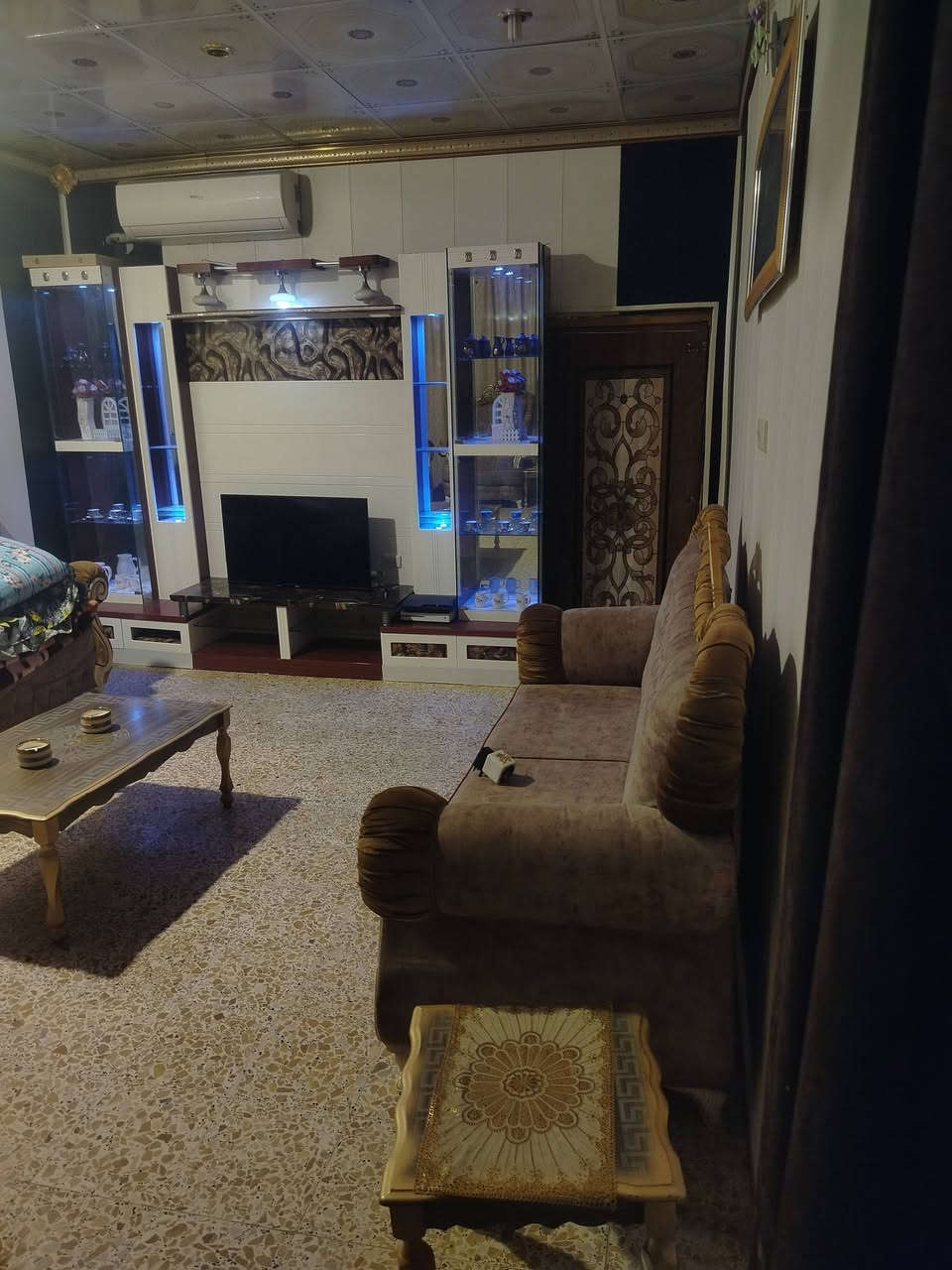 -حي الحكيم نزلة العميد جادر قرب مدرسة القاسم بن الحسن (ع)
- مساحة : 250م²
- البناء : طابوق 
- تفاصيل : الطابق الاول 2 غرف نوم + صالة و حمام و مناور 2 و مطبخ و استقبال و گراج سيارتين 
               الطابق الثاني 2 غرف نوم و صالة و حمامات 
                داخلية و خارجية و مساحة بالسطح 
ملاحظة : الطابق الاول معزول عن الثاني يعني البيت يصلح استثمار أيجار بيتين حيث الطابق الثاني اله درج خارجي لوحده 
ملاحظة 2 : البيت على شارعين 
السعر : 75 مليون 
للتواصل : ***********
+
هذا واتساب *********** للي عنده استفسار عن تفاصيل البيت
