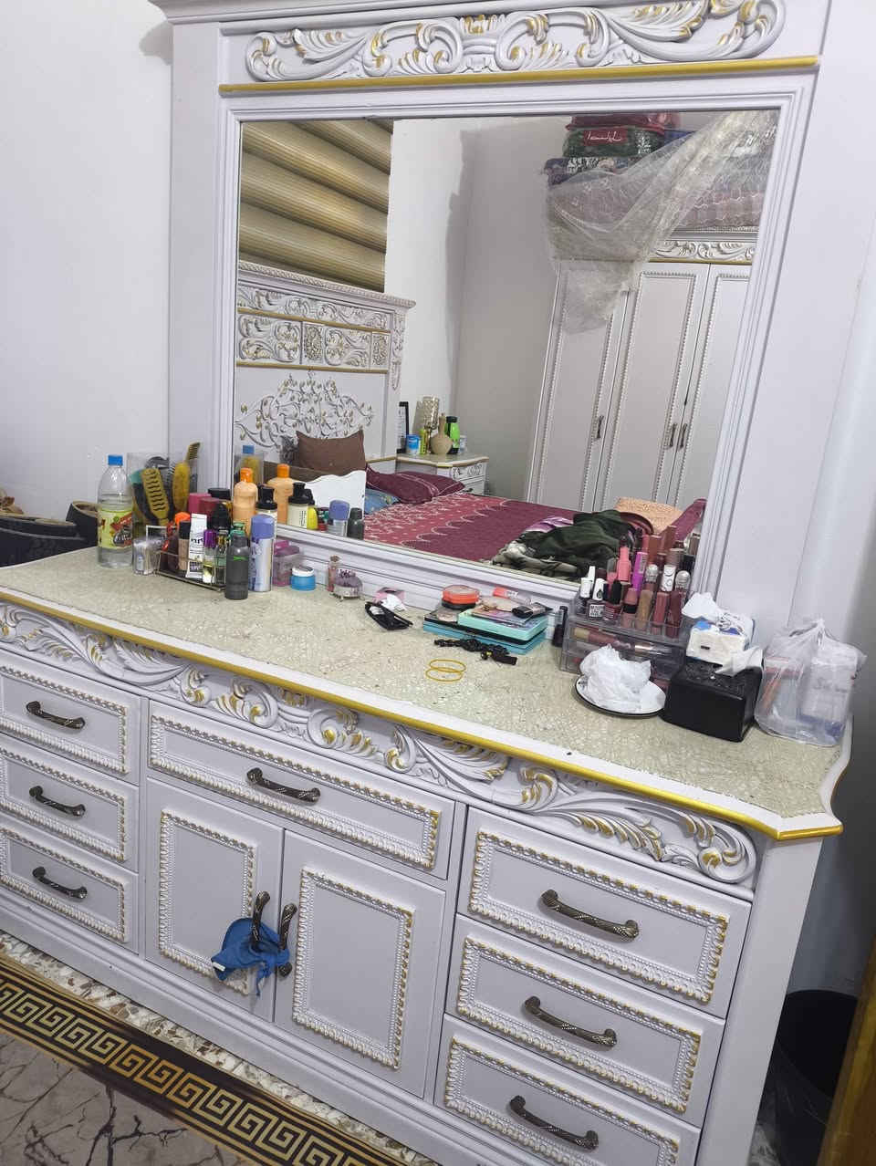 غرفه خشب تركي للبيع مستعمله قليل كانتور ابو 6 وميز تواليت 2 وزوايه وجربايه حجم كبير كلش وتوابع  الاتصال *********** السعر مليون وربع قفل
