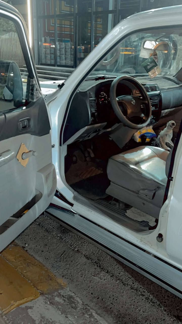 بەناوی خودای گەورەو میهرەبان 
نیسان پاترۆڵ مۆدێل 2002ناوسپی مەرغوبی بازار 
گێر مەکینەی بەشەرت نەکراوەتۆ 
مەکینەی بۆفێلسیش قەباغی نەکراوەتۆ 
گشت گیانی لەسەر دەقی شەریکەیە 
تەنانەت دوگمەی بەدلی تەنکیەکەو دەرەجەی بەرزو نزمی لایتەکانیشی ئیشدەکات 
بەشەرت کۆمپیو تەر 224807کیلۆمەتر رۆشتوە 
چوار تایەی دەنلوبی لەژێرە 
سەنەوی تازەیە 
کارتی بەنزینی کەرکوکی هەیە 
ناوی نیە لەلیستا تەحویل ئەسڵە 
بوشەکانی ژێری بیلادی شەریکەیە 
تەقینی نیە  
تەرجیل بیلاد 
کوشنەکانی هیچی نەدراوەو گاعیشی بیلادە 
هەر چوار قایش قورو ساڵۆنسای بیلاد شەریکە 
سەیارەکە ماڵی دۆستەو بەشەرت بێ عەیبی دەیفرۆشین 
چرکەو سعر ببرە 
سۆنەریم داناوە  چوار پەنجە کارتی هەیە لەکەڵ بستێک سارد    سەیارەی ماڵی خۆمەو بەناوی خۆمەوەیە   
 گۆرینەوەش دەکەم    
بە پاترۆڵ یان مۆنیکا یان مەرزێ  
ناونیشان چەم چەماڵ 
***********
