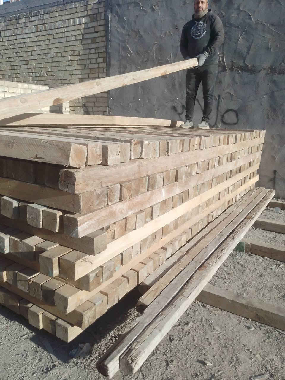 سلام عليكم سير 10×10 للبيع طولة 4 متر 30 مكعب وبلايود ستندر 200 قطعة كلة دكة وحدة نضيف مكاني بغداد للستفسار ***********
