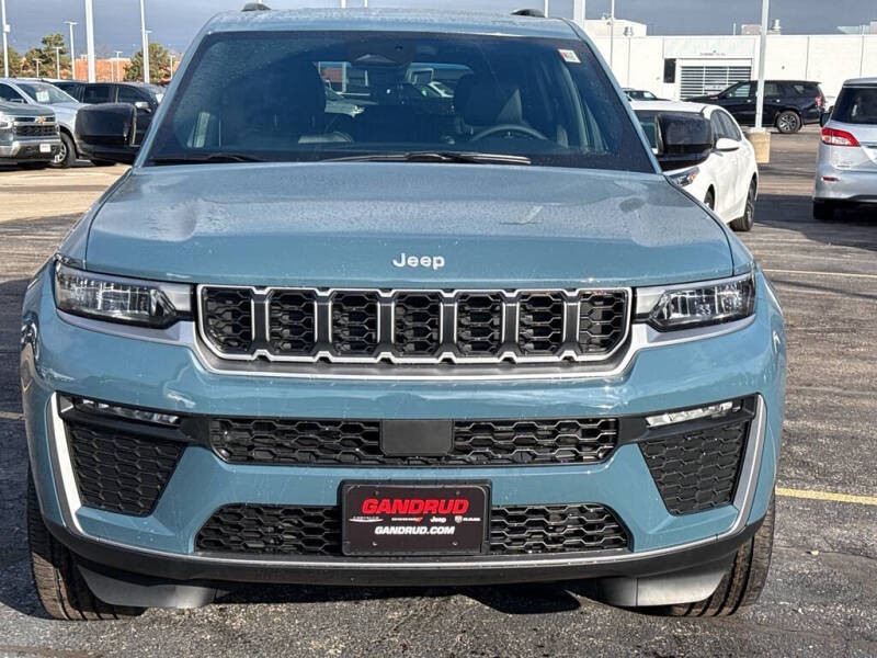 🚙 للبيع | جيب جراند شيروكي 2026 Limited (دفع رباعي 4X4 – جديدة) 🇺🇸🔥
📦 مدة الوصول إلى أم قصر: 45 يوم — المركبة حالياً داخل أمريكا
💵 السعر: 36,000$ — 360 ورقة 💰 (شامل النقل والكمرك والتخليص الكمركي)
🎖️ سعر حملة ذوي الشهداء:31,000$ — 310 ورقة (شامل النقل والتخليص الكمركي)
📄 الحالة: جديدة بالكامل — كلين كارفكس بدون حوادث أو أضرار ✅
🔍 تفاصيل المركبة:
• الفئة: Limited
• الحالة: جديدة
• العداد: 15 مايل فقط 🔥
• المحرك: 2.0L 4 سلندر
• ناقل الحركة: أوتوماتيك 8 سرعات
• نظام الدفع: رباعي 4X4
• اللون الخارجي: Steel Blue 💙
• اللون الداخلي: Global Black (Capri Leatherette)
✨ أهم المواصفات والتجهيزات:
🔹 الراحة والتجهيزات:
• مقاعد جلد Capri
• باب خلفي كهربائي
• تشغيل عن بُعد (ريموت)
• دخول ذكي + تشغيل زر
• مثبت سرعة عادي + متكيف مع Stop & Go
• تحكم من المقود
🔹 التكنولوجيا والترفيه:
• نظام ملاحة
• Apple CarPlay®
• Android Auto®
• Bluetooth®
• CD
• On-Star
🔹 حزمة السحب (Trailer Tow Package):
• Class IV Receiver Hitch
• 7 & 4-Pin Wiring Harness
• نظام Trailer Hitch Zoom
• سبير تاير قياس كامل
• Rear Load Levelling Suspension
🔹 أنظمة القيادة:
• Adaptive Cruise Control w/ Stop & Go
• Smart Key Hands-Free Access
⭐ جراند شيروكي 2026 Limited
موديل حديث جداً 🔥 • دفع رباعي • باكج سحب متكامل • جاهزة للشحن
📲 للحجز والاستفسار:
👉 https://wa.me/19142407963


**إذا كنت صاحب هذا الإعلان وتريد حذفه لأي سبب، رجاءا أرسل رسالة إلى الدعم الفني**