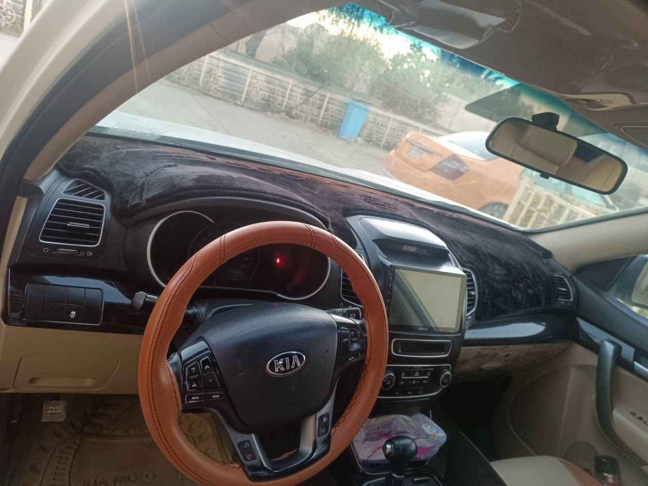 سلام عليكم. كيا سورينتو 2014خليجي محرك 2400. رقم واسط ابأسمي تحويل مباشر.
حساسات 
تحكم 
مري شفط 
دواخل بيجي 
ويل 19اكروم 
تبريد ثلاث قطع 
شاشة 
كاميرا
7راكب 
رقم الهاتف 
***********
السعر 173
