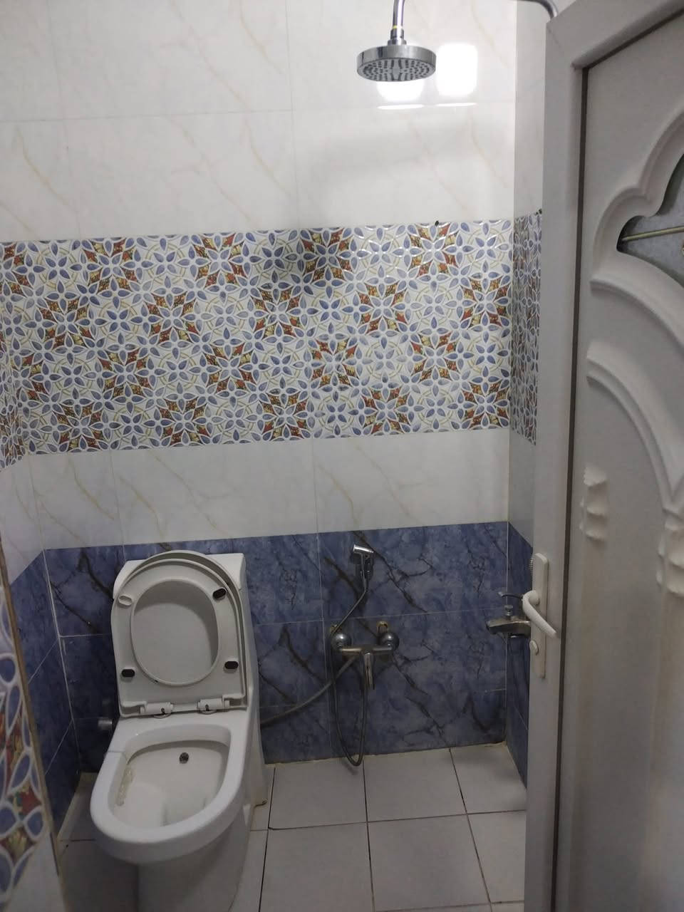 للايجار طابق ثاني مساحه ٨٥ نظيف جدا يحتوي على غرفة استقبال + مطبخ وحمام تواليت + غرفة كبيره المطلوب عائلة صغيره لطفا الإيجار ٤٠٠ العنوان الحريه  شارع العريض فرع عمارة الفردوس     الاتصال  عصرا  ***********
