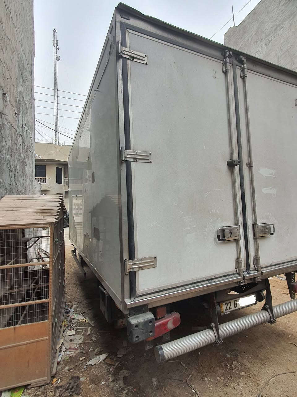 السلام عليكم شباب
-------كنتر أوربي براد 2011 للبيع--------
🔴الطول البراد 5 متر والعرض 2.60 متر والارتفاع ايضاً 2.60 متر ، والبراد منفصل

🔴والسياره بلاد بدون صبغ او تكحيل،

🔴المحرك سوبر مفتوح بمّ و نوزل والكير مالت زيرو 6 نمر 

🟠المحرك مجفت جديد قبل شهر وراجع ستندر اصلي بلادي 

🔺️رقم اربيل بأسمي السيارة 

💲السعر 250$ 

رقم موبايل للاستفسار: *********** 
-ابو حسين-
المكان البلديات بغداد
