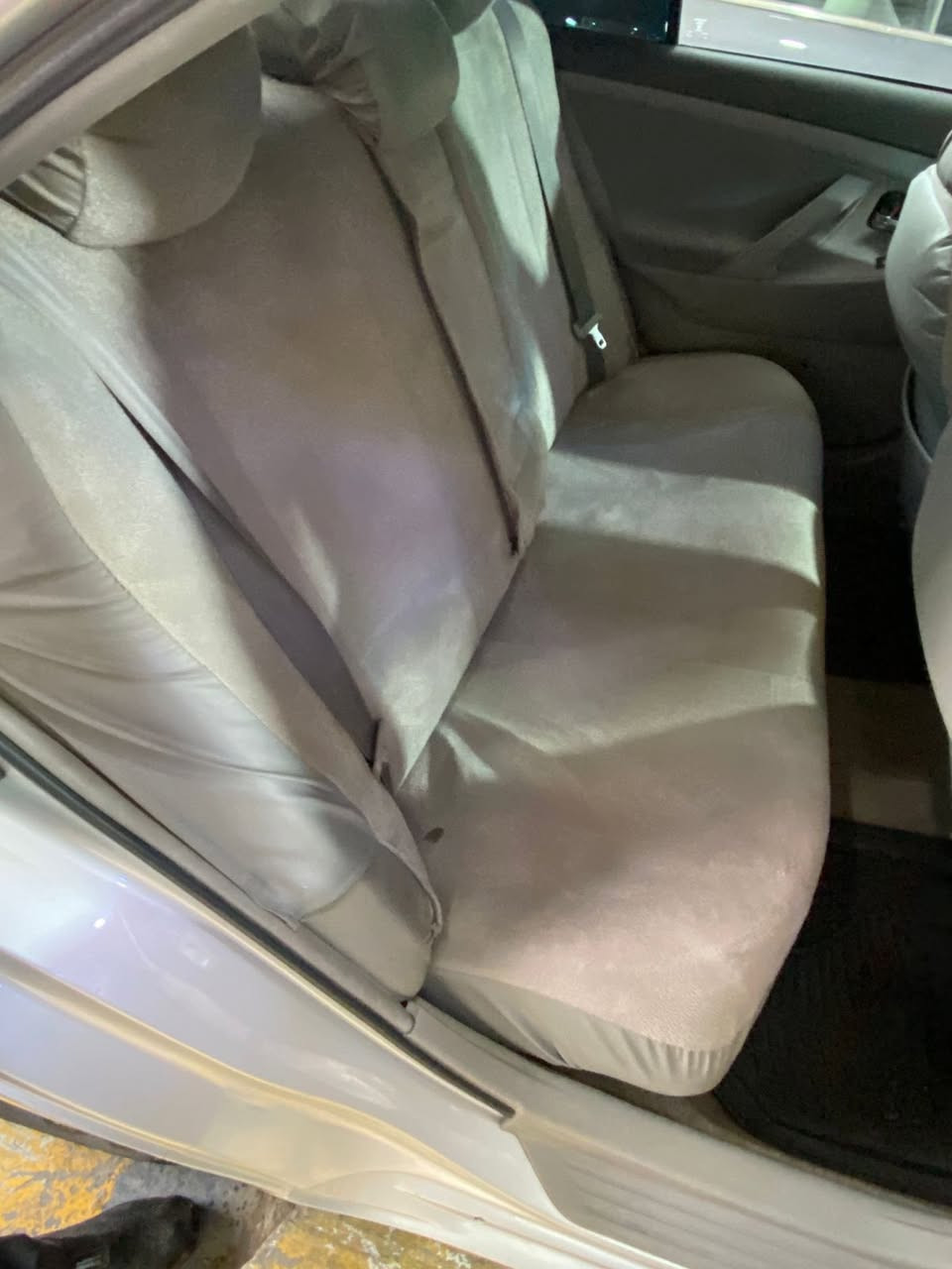 كامري ٢٠١١ رصاصي مواصفات امريكي المعروفه تجي قطعه وحده تبريد ومثبت سرعه محرك ٢.٥ 
بيها قطعتين ( جاملغ + بنيد ) فوك غطاء البانزين شبرين صبغ بيها دواخل بسيط راس الشاصي 
ماباقي كلها كفاله 
دواخل وكهربائيات السياره على وضع البلاد حيل نظيفه 
السياره عليها غرامه تنزل من سعرها بعد الاتفاق 
عارضها ب ٩٨ بيها مجال بسيط
