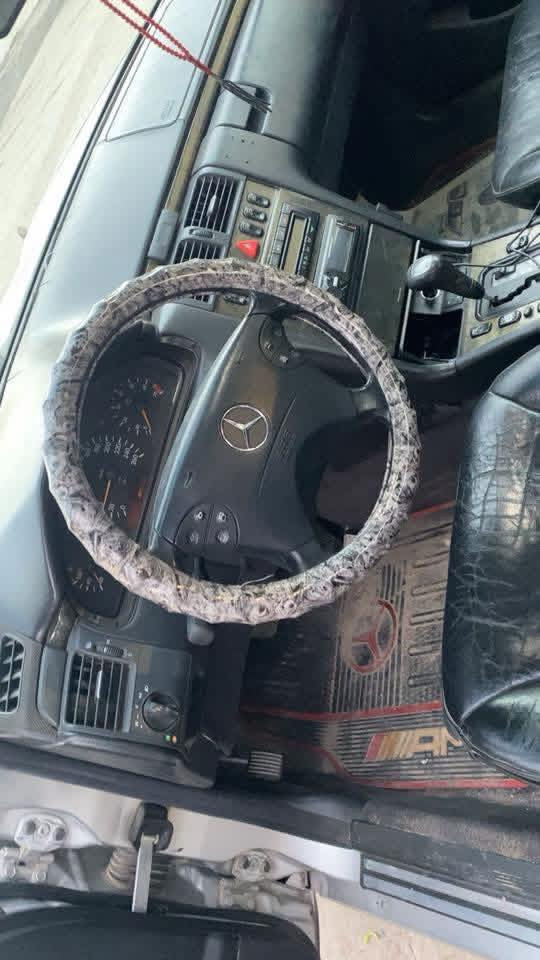 السلام عليكم مارسدس ام عيون موديل 96 فول مواصفات كير ومحرك كفاله محرك 320 بلادكهربائيات كلهه شغاله بيهه نواقص بسيطه بلاديه سياره بدون صبغ رقم وسنويه اصليات مو لزك شرط الحاسبه اي محافضه يعجبك تطلع بيهه ماشاء سياره مال جناي الله شاهد معتاز فلوس واريد ابيع رقم سنويه اربيل القديم سنويه منتهيه ب 24 السياره اخذته دكيتهه حاسبه سياره عليهه غرامه ب اربيل 50 الف متجاوز السرعه ماشي 200  سياره متومه ع اختهه ب اربيل لا تكلي راعي ولا تكلي تحويل تخم تاير وحداده كله شرط كمبريسر شغال من تشغل ايسي يشتغل بس ماكو بروده مابي غاز بي ليك ماعرف ماجيكت فول مواصفاتما يحتاج اذكر مواصفات اخوان كلشي ذاكرلك السعر 55 بيهه مجال قليل *********** كص وحده بيهه بس جنطه ومشتغلينهه شغل حته سونار مايطيح بكصتهه
