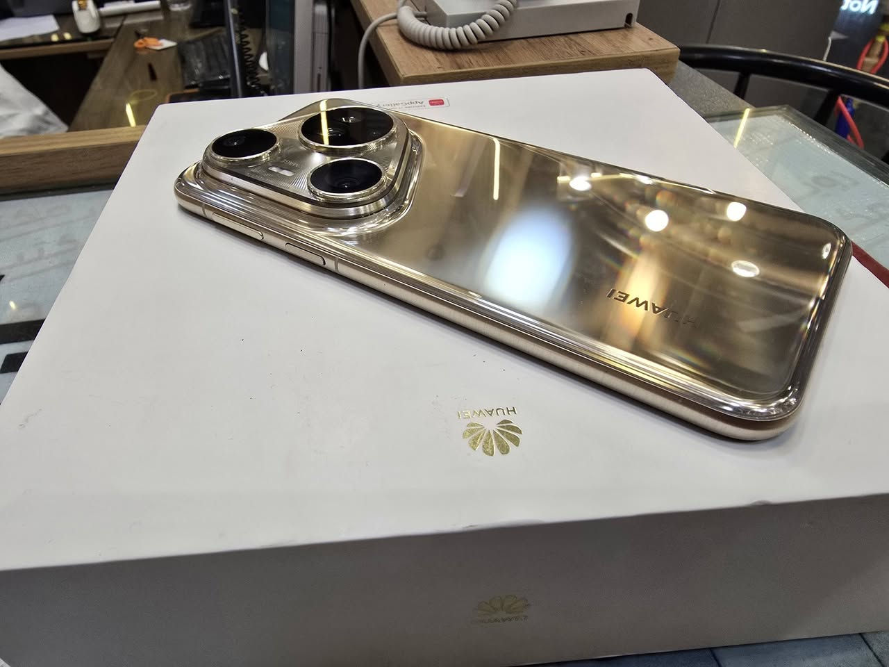 هواوي بيورا 80الترا ذاكره 512
بيع او مراوس 
نشتري جميع الاجهزه الجديده والمستخدمه 
العنوان ديوانيه شارع المصورين مكتب رويال للاتصالات قرب مصور سومر رقمي للاستفسار ***********
متوفر توصيل
