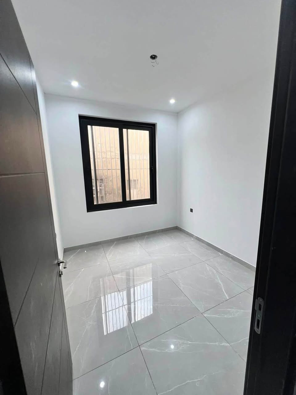 للايجار في السيديه
وحـدتين سكنيه MODREN  مساحه  كل وحده 200M🔸

طابق ارضـي 📌

+طابق اول 📌

مدخليـن للعقـار 🔸

تحتوي كل وحده سكنيه على 3غرف نوم (1سويت) وصاله وهول داخلي وخدمات +كراج في الارضي 

+غرفه Laundry + بلكونه ومنور 2 

مع سسـتم كاميرات🎥 (سخان ماطور +خط كهرباء+خط انترنيت)

معزوله عزل تام ✔️

بدل الايجار الطابق الارضي (مليون 250 الف ) مع مجال بسيط 

بدل الايجار الطابق الاول (مليون و100 ) مع مجال بسيط 

الموقع 📍الضباط قرب شارع المركز 

للاستفسار

***********

***********

متوفر واتساب
