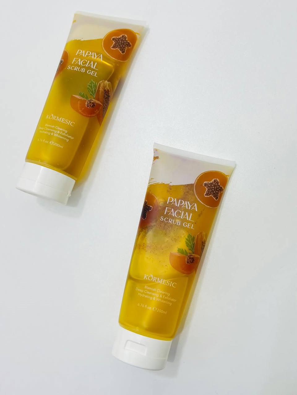 جل تقشير الوجه بالبابايا من كورميسيك (Kormesic Papaya Facial Scrub Gel) هو مقشر لطيف وفعال مصمم لتنظيف المسام بعمق وإزالة خلايا الجلد الميتة. يحتوي على مستخلصات البابايا الطبيعية المعروفة بفوائدها في تفتيح البشرة وتحسين ملمسها. 

الميزات والفوائد الأساسية
تنظيف عميق: يساعد على إزالة الأوساخ والزيوت والشوائب المتراكمة في المسام.
تقشير لطيف: يعمل على صنفرة البشرة بلطف دون التسبب في تهيج، مما يمنحها ملمسًا أكثر نعومة وإشراقًا.
إزالة الشوائب: تساعد تركيبته على تقليل البقع والرؤوس السوداء وانسداد المسام.
ترطيب وتغذية: غني بمكونات مرطبة ومضادة للأكسدة تساعد في الحفاظ على رطوبة البشرة ومنع جفافها أثناء التقشير.
تفتيح البشرة: يساهم في توحيد لون البشرة وتقليل التصبغات والبقع الداكنة، مما يكشف عن بشرة أكثر إشراقًا وحيوية.
مناسب لجميع أنواع البشرة: تركيبته مصممة لتكون مناسبة لمعظم أنواع البشرة، بما في ذلك البشرة الحساسة.


**إذا كنت صاحب هذا الإعلان وتريد حذفه لأي سبب، رجاءا أرسل رسالة إلى الدعم الفني**