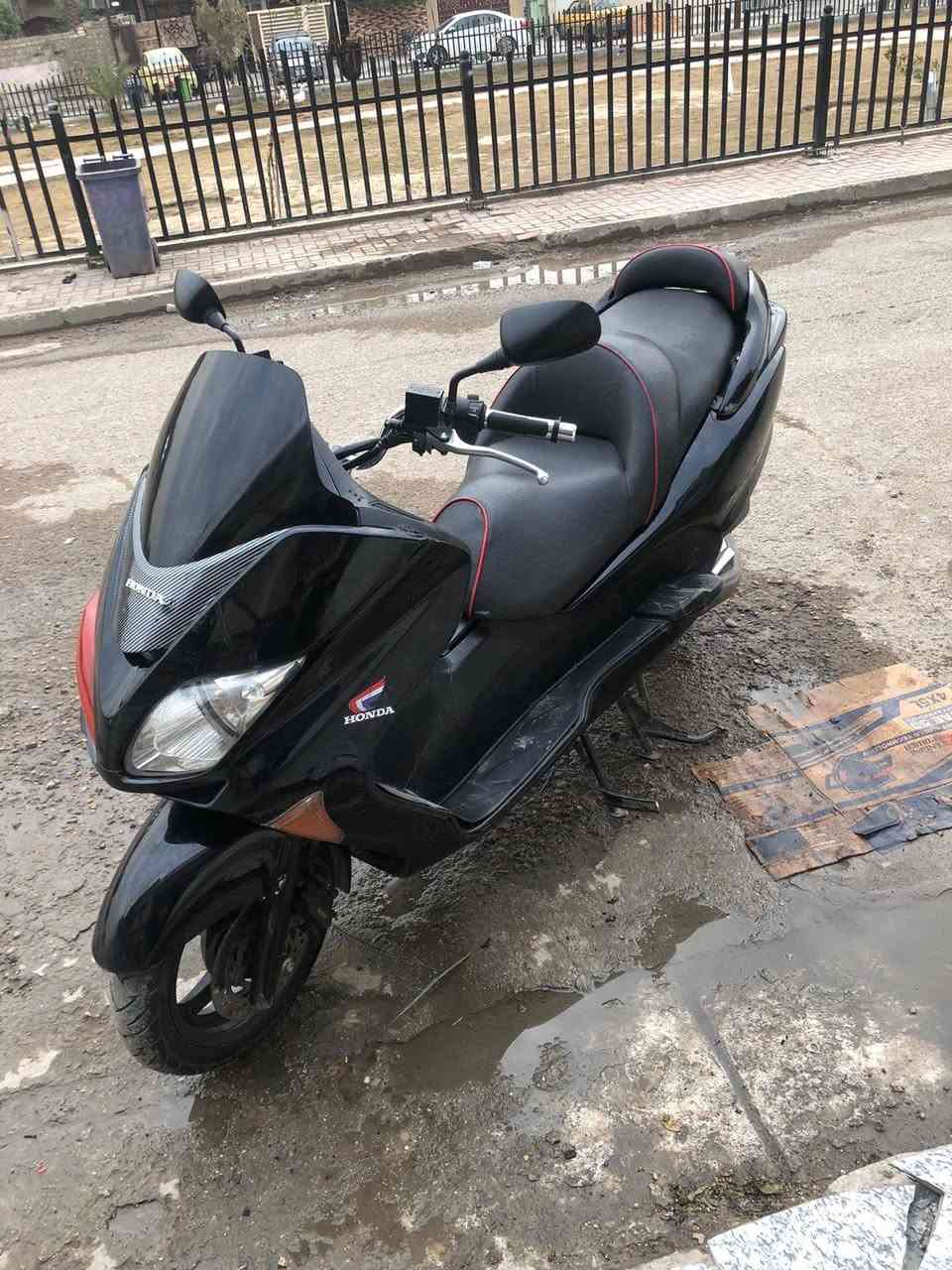 سلام عليكم فورزة 08 عمية بلاد نضيفة وعلية ادامة كلجات وفيت بم كهربائيات كلهم شغالة اديرلها كلة محسن والدهن موتل مداريها للدراجة الله شاهد الدراجة نضيفة بلادية  سعرها 900وبيها مجال
رقمي ***********
