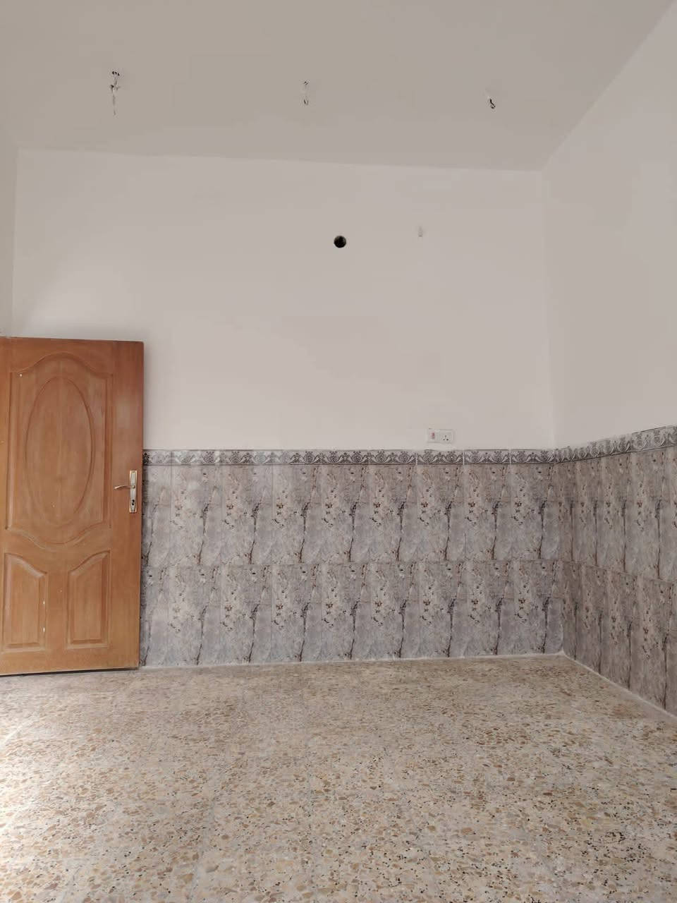 بيت للبيع 100م صب مسلح حي الوفاء منطقة 41 طابق واحد يتكون من غرفه وصاله ومطبخ واستقبال وصحيات نظيف كاشي وسيراميك السعر 108 بي مجال للاستفسار بيت بسمي
 *********** النجف, العراق
