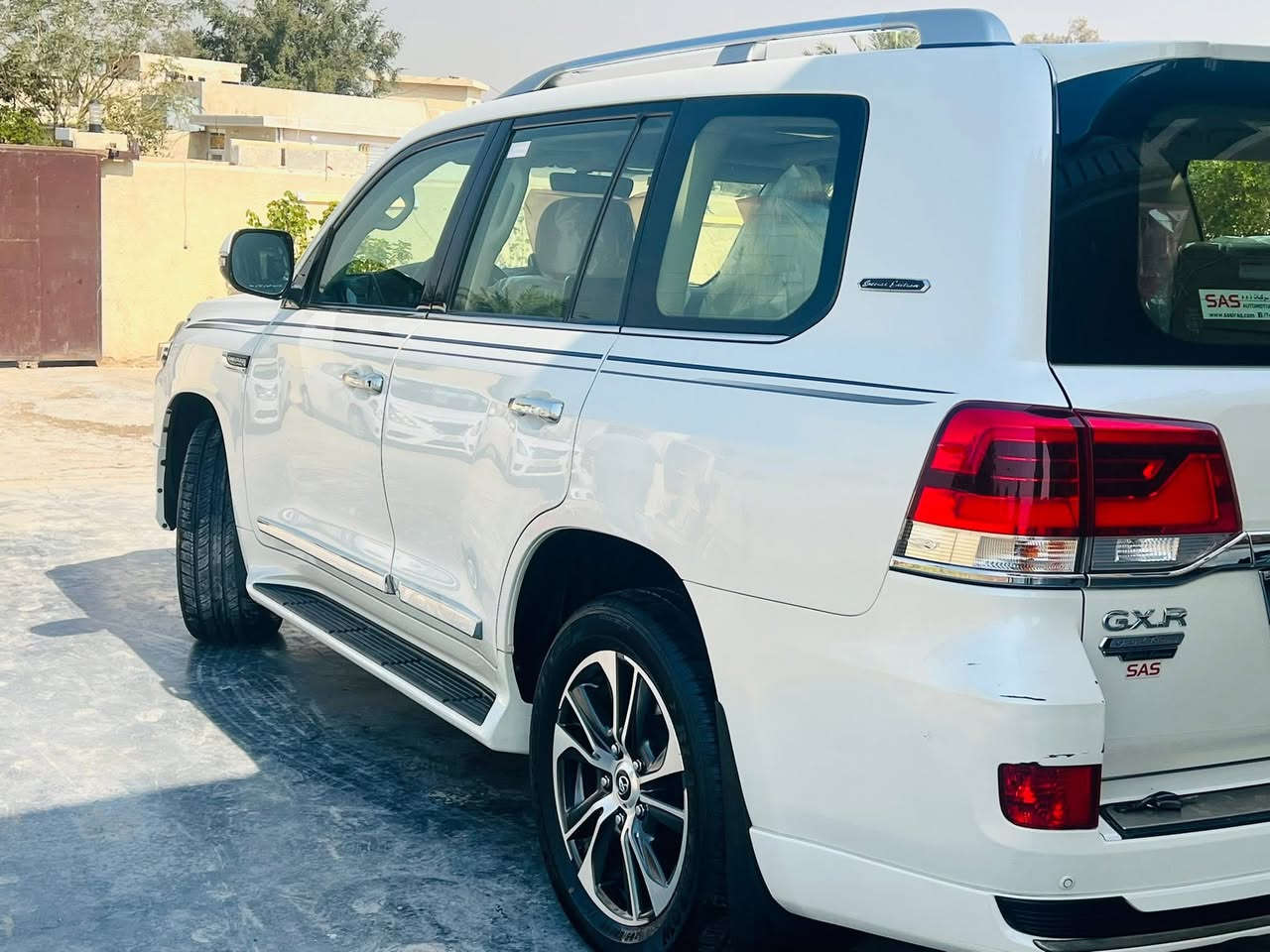 السلام عليكم لندكروز 2020ساز  
اصليه ماشيه 58 سبير منازل 

جديده مكفوله من كلشي 
السياره فول مواصفات معروفه 
الاندكروز السياره مكفوله كفاله عامه من كلشي 

رقم بغداد بسمي تحويل مباشر 
العنوان تقاطع نهروان بنفس التقاطع 
الستفسا***********
