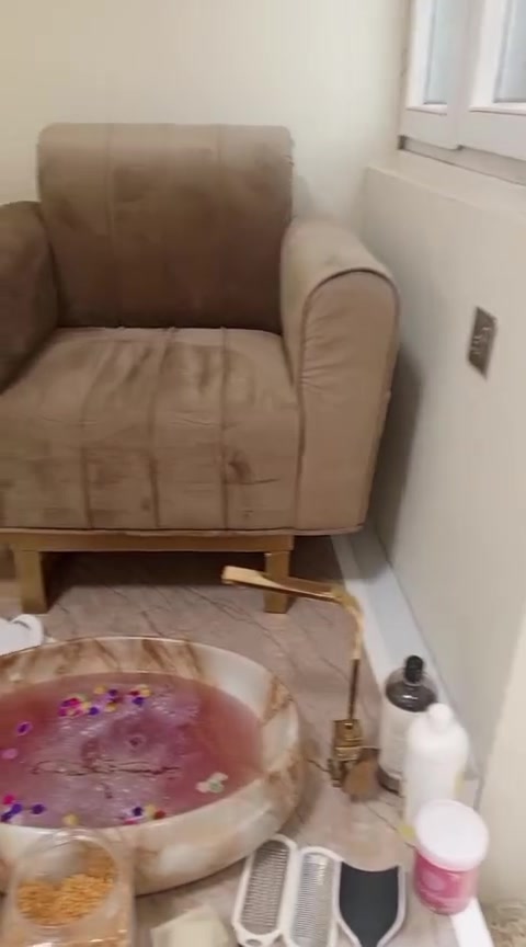 📢 فرصة ذهبية لأصحاب الصالونات أو المبتدئين بمشروعهم!

للبيع طقم كامل لأغراض صالون نسائي في بغداد – الشعب، استعمال أقل من سنة فقط، بحالة جداً ممتازة، جاهزة للاستخدام مباشرة!

🔹 المحتويات:

💺 2 كراسي صالون

🪞 2 مرايات كبيرة

💅 واحد بدكير كاملة مع كراسيها

💆 ميز أكرلك مع كراسي

🧺 4 عربانات (سلات)

🧴 مغسلة شعر عملية

🧊 3 بردات زيبرا (تصاميم تركية)

🛋️ تخم تركي راقي مع طاولة وسطية

💡 8 سبوت لايتات إنارة

🌫️ جهاز بخار للوجه

🧷 ميز تعليق جداري

🧰 جرارات للتخزين

✨ كل الأغراض بحالة نظيفة جداً واستخدام بسيط – مناسبة للصالونات الجاهزة أو للتأسيس من الصفر. 
الاستفسار أكثر عن الخاص


**إذا كنت صاحب هذا الإعلان وتريد حذفه لأي سبب، رجاءا أرسل رسالة إلى الدعم الفني**