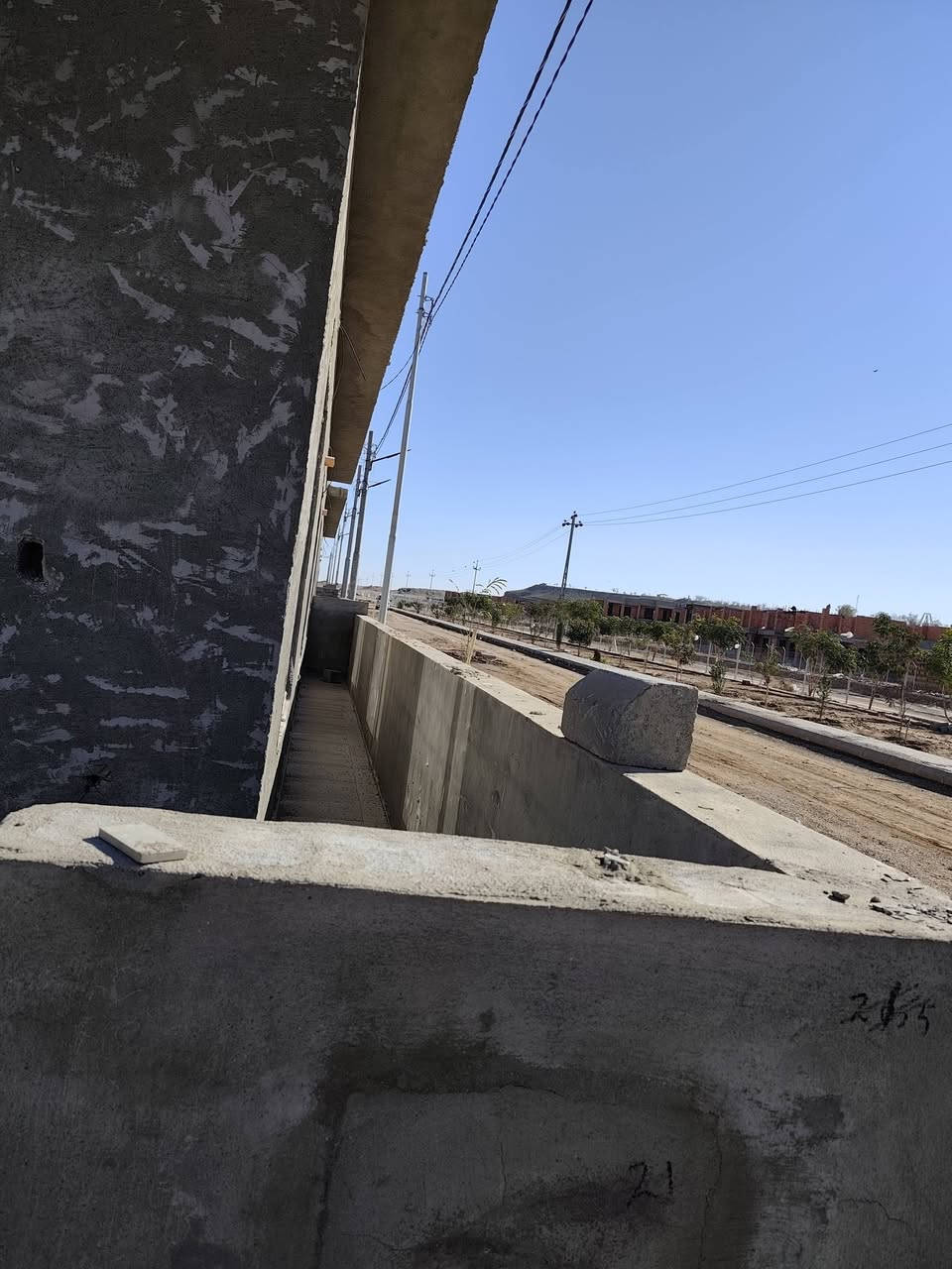 :الي يدور الهدوء راحة البال 
منزل للبيع 🏡راسان ستي خانقين 
مساحة 150 متر مربع، ركن، بتصميم عملي ومريح.
يضم مطبخًا مجهزًا، استقبالًا واسعًا، غرفتي نوم، والصحيات 
المنزل جاهز للسكن فورًا، مع نظام دكت وسقف مغربي أنيق.
يقع في موقع مميز جدًا قريب من البوابة وجميع الخدمات.
اتصل بنا على الرقم الموجود 
***********
