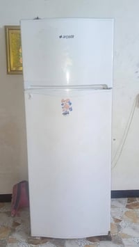 ثلاجه للبيع عدد ٢ صغيره وكبيره ثنينهن شغالات بس الصغير تعبانه كشكل راي...