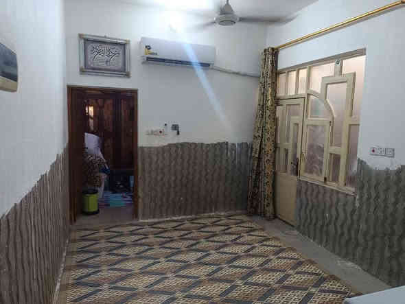 دار للبيع مساحه 100م الاساس حجر والبناء ابلوك والسقف اعكاده غرفه ومطبخ وصاله وصحيات وستقبال مكامل سكفه ارضيه صب امبيض البيت بس الغرفه والصاله شارع المطار الفديم يم المولده بالفرع السعر 18وبي مجال للشراي لاستفسار على الرقم ***********
