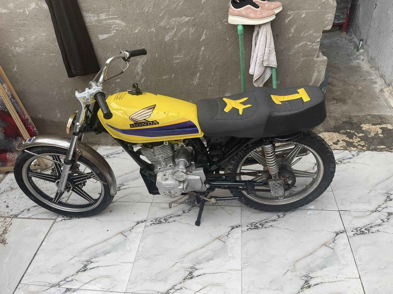 سلام عليكم دراجه لبيع ادوات  كفاله عمه غراض كله جديدي سعر 350وبيه. مجال حك جيه  دراجه موديل 2020 ونضيفه  وما متعبينه شراي يراسلني عله هاذا رقم ***********
