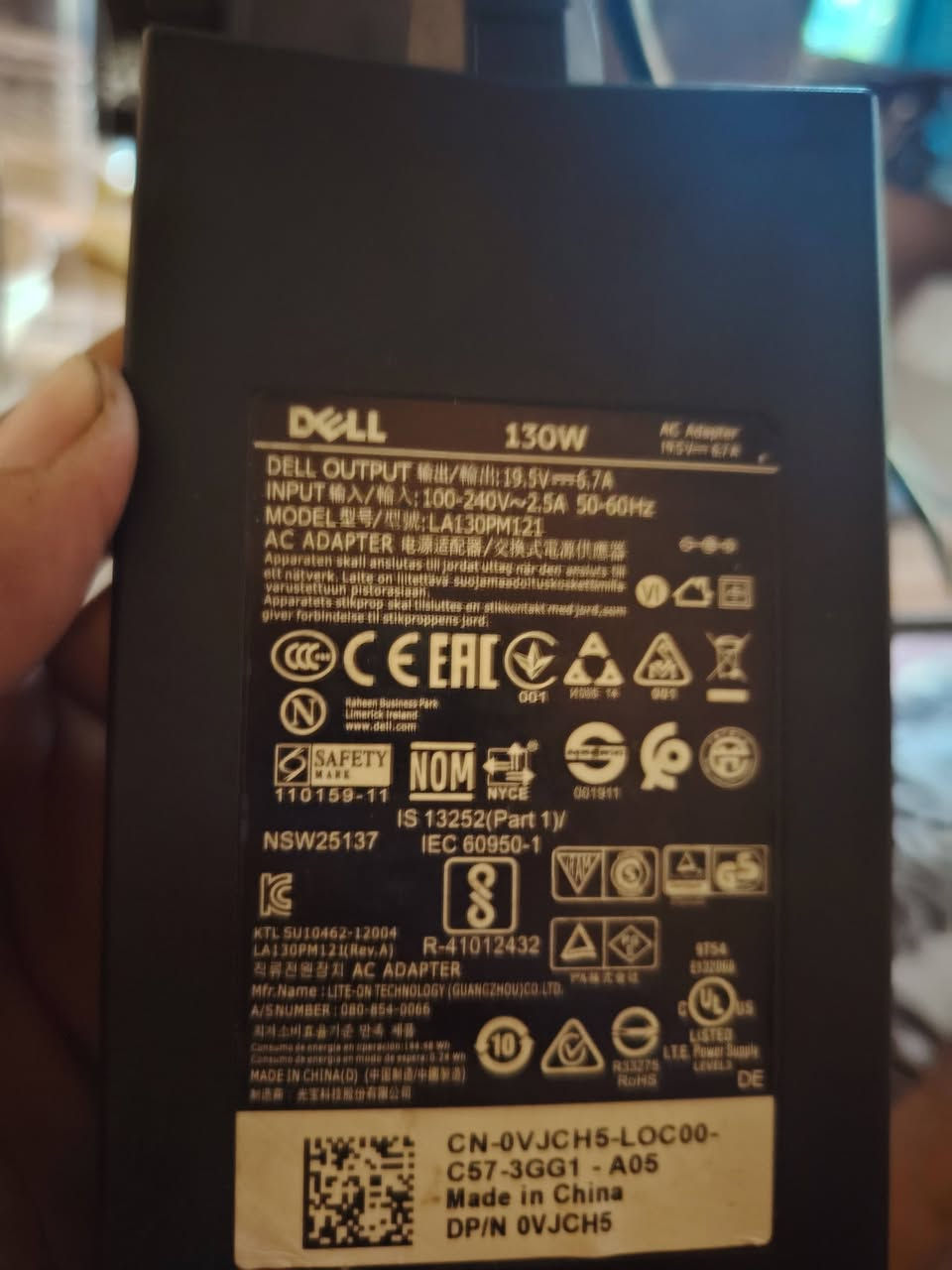 للبيع: Dell Precision 5510 Workstation (نسخة الأداء العالي للمهندسين والمبرمجين)
الجهاز نظيف جداً، استخدام مهندس مثل سيارة الدكتورة 😂😂.
وبالمواصفات التقنية الكاملة التالية:
​المعالج: Intel Core i7 (الجيل السادس فئة HQ عالية الأداء للعمل الثقيل).
​الذاكرة (RAM): 32GB (مثالية للمحاكاة، الـ Virtual Machines، والـ Rendering).
​التخزين: 512GB NVMe SSD (أعلى سرعة في نقل البيانات وإقلاع النظام).
​كارت الشاشة: Nvidia Quadro M1000M (مخصص للاستقرار مع برامج التصميم والهندسة).
​نقاط القوة وحالة الجهاز الفعلية:
​البطارية: تم استبدالها ببطارية وكالة جديدة بأعلى سعة تصنيعية متوفرة عالمياً لهذا الهيكل (97Wh - بدقة 96,991 \, mWh فعلية). البطارية تعطي كفاءة تشغيل ممتازة وتختلف تماماً عن النسخ التجارية أو السعات الصغيرة (56Wh).
​الشاحن: الشاحن الأصلي الثقيل بقوة 130W لضمان استقرار الطاقة والأداء الكامل للمعالج والكارت تحت الضغط.
​الصيانة: الجهاز نظيف من الداخل تماماً، ولم يخضع لأي عملية صيانة على البورد أو المكونات الداخلية نهائيًا (فقط تبديل البطارية المذكور أعلاه).
​السعر المطلـوب: 450,000 دينار عراقي 
للتواصل والاستفسار يرجى المراسلة على الخاص أو الاتصال: ***********
