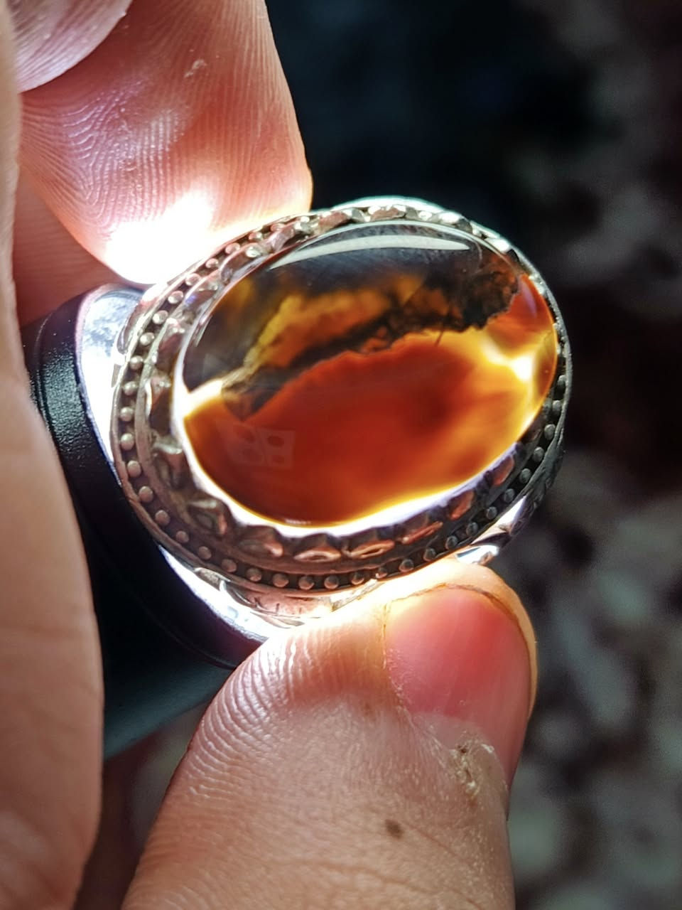 خاتم عقيق اسود يماني طبيعي اصلي ذمة يشف عسلي صياغة مرتبة فضة ٩٢٥ سعر جدا مناسب❤
حجز وتفاصيل أكثر خاص او واتساب ***********🌹
وموجود عندي كل انواع الاحجار والمحابس الفضة والنحاس.
