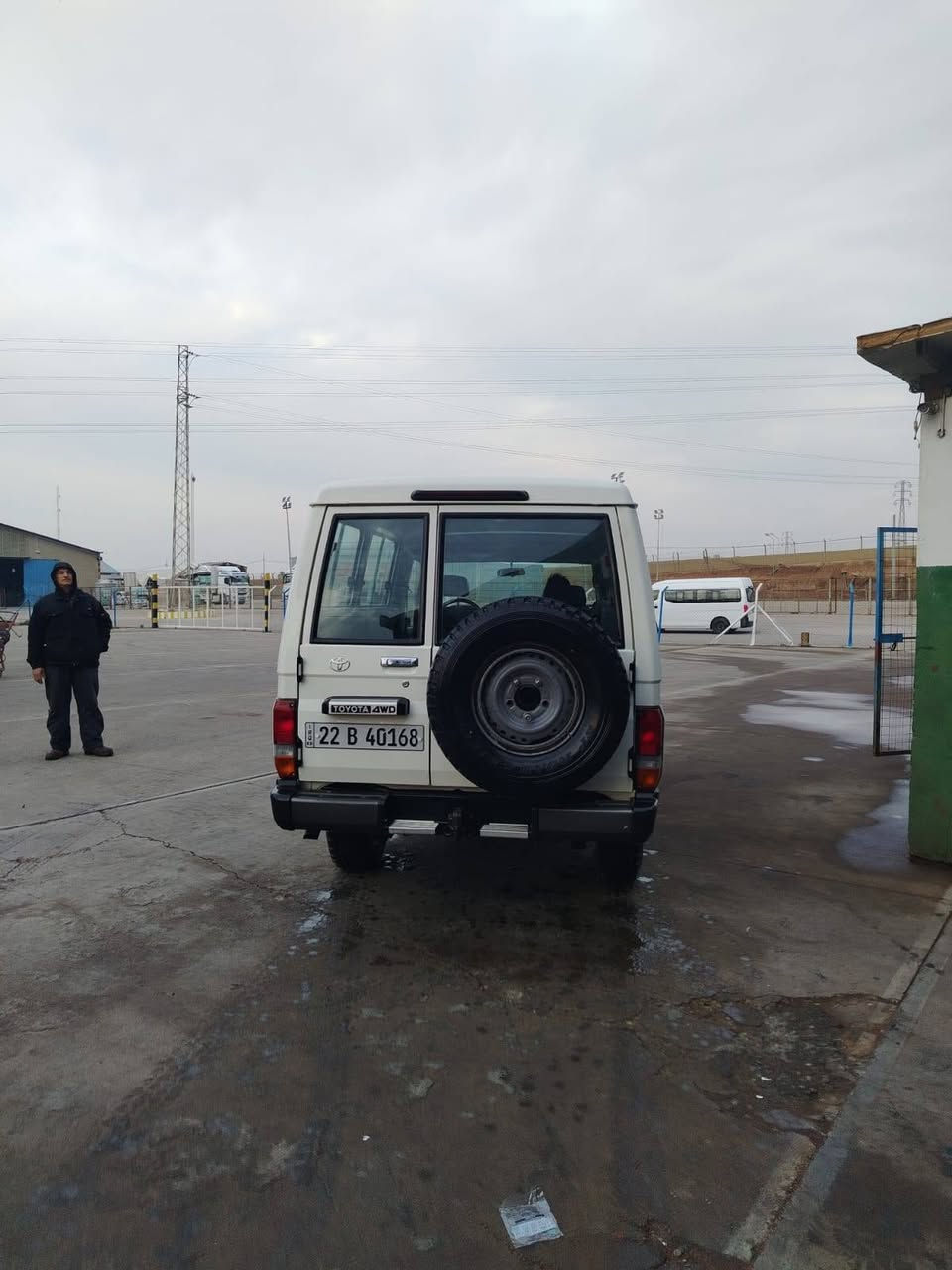 حوثيه استيشن 2017بدون صبغ محرك ديزل كير عادي كلين شركه رقم اربيل جديد*********** السعر 290ورقه الرقم وتساب مكان السياره اربيل
