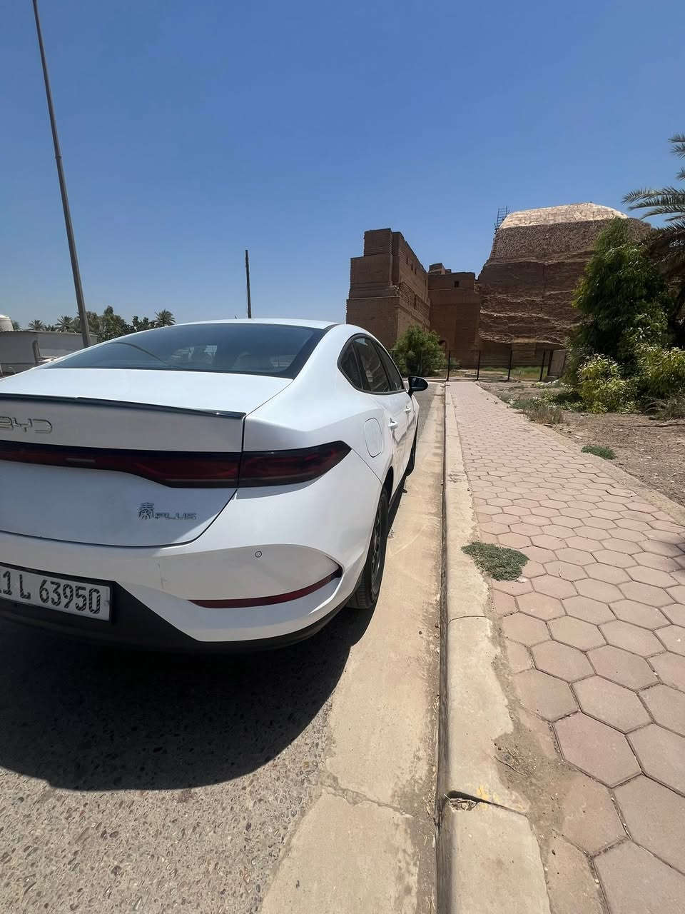 السلام عليكم كن بلاص BYD 2025 رقم بغداد باسمي ماشية 6الاف الكلي شاحنة وكرت وبصمة مواصفاته معروفه مصروف عليها السيارة مغلفة الارضية مال سيارة وكاعيات وياها واضائة داخليه يم الرجلين مبرمجه ومعربة ومنزللها هواي برامج البنيد والدعاميات الاماميه والخلفية مغلفات فابلون سيارة جاهزه من كلشي بيها ملاحظة بسيطة رصعه صغيرة بلباب الخلفية الايمن سعر 19 وبيها مجال مكان السيارة بغداد , ***********
