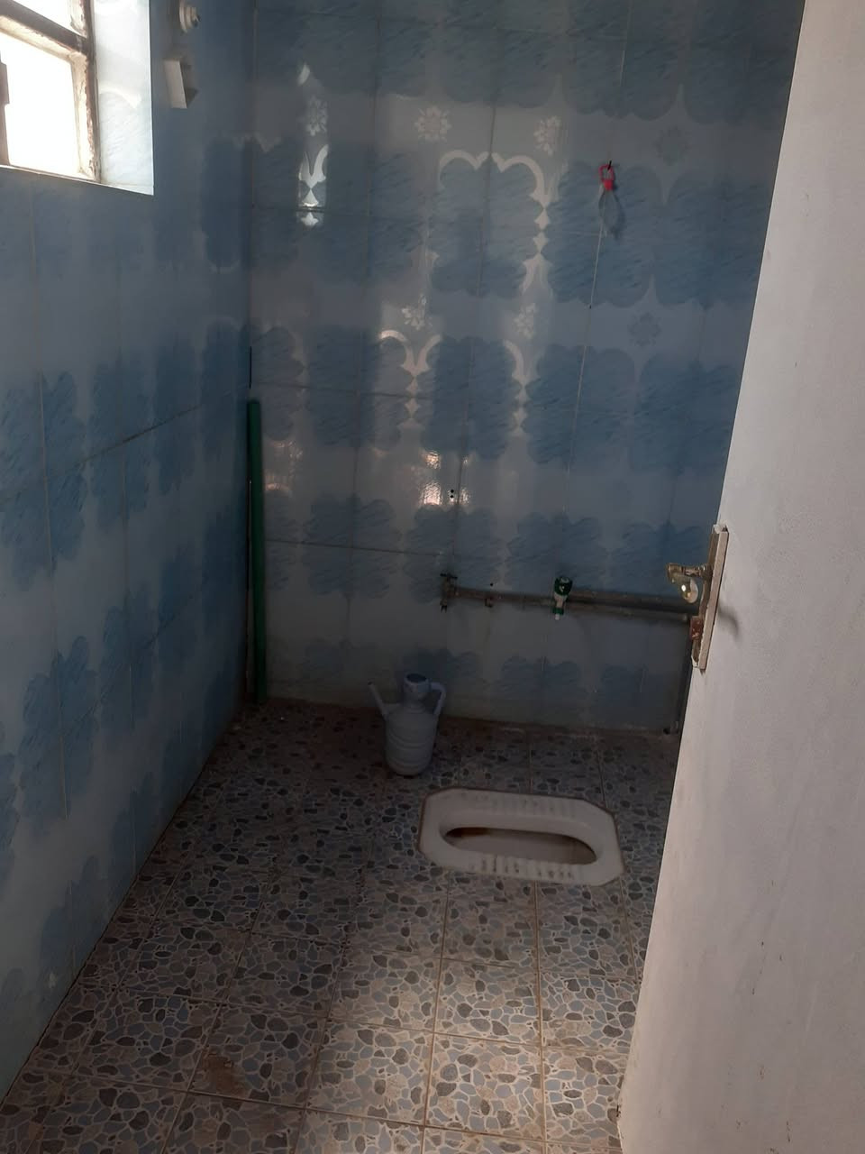 السلام عليكم ورحمة ألله بيت للأيجار قاطين ارضيه وجدران سيراميك ويبعد عن الشارع العام ٥٠  متر خلف المجمع الطبي مقابل الأقواس ببومنيصير ابو غريب رقم الهاتف ***********
