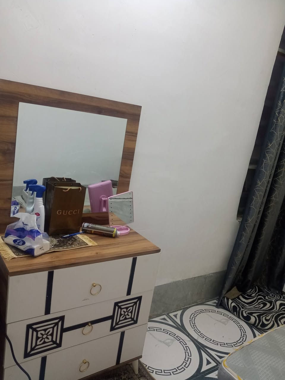 السلام عليكم. عندي غرفه مستعمله للبيع كربلاء مجمع سيد اسماعيل.   *********** رايدهه ب300
