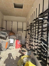 ستان احذيه للبيع معة ستان ملابس تواصل 07712099548