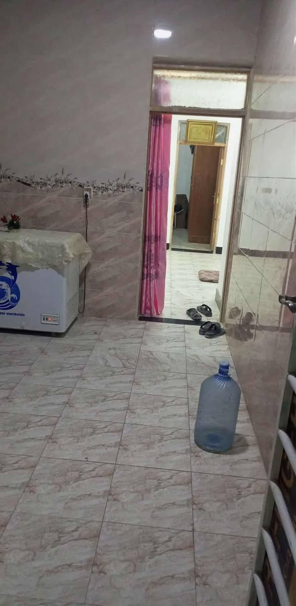 السلام عليكم بيت للبيع المساحه ١٥٠ غرفتين وصاله وستقبال ومطبخ وحمامات ثنين جاهز علا اخر حبايه اساس وسقف صب مركزي بنا طابوك وبلوك قريب علا شارع ١٠٠ متر عن لشارع لعام مكانه شارع لمطار السيدين بين لدخول والخروج مال لمطار منطقه هاده ومرتبه السعر ٥٥ وبي مجال مرقم بلديه ومعاملت تطويب بي رقمي ***********
