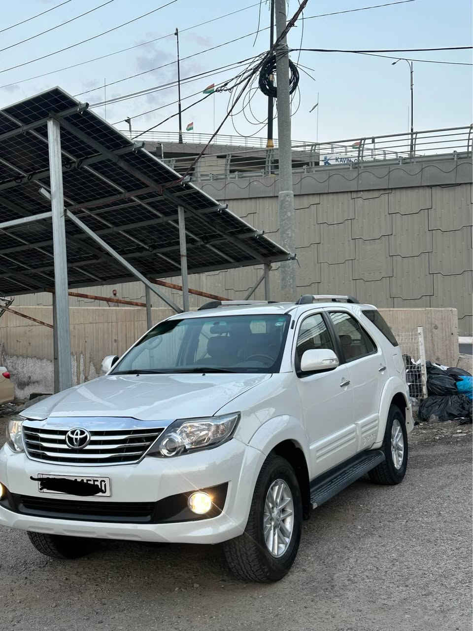 Toyota fortuner 2013 
مواسفات ناو قه يسى ده بل اكسل 
٢٠٠ كم روشتووه 
گير و مكينه ى نه كرايته وه به شه رت 
چاملغى پيشى بوياغه شانسى به شه رت 
تعويل و غرامات وكاله به شه رت 
سعرى ١٦٨$ كه ميك مجال 
*********** أربيل, العراق
