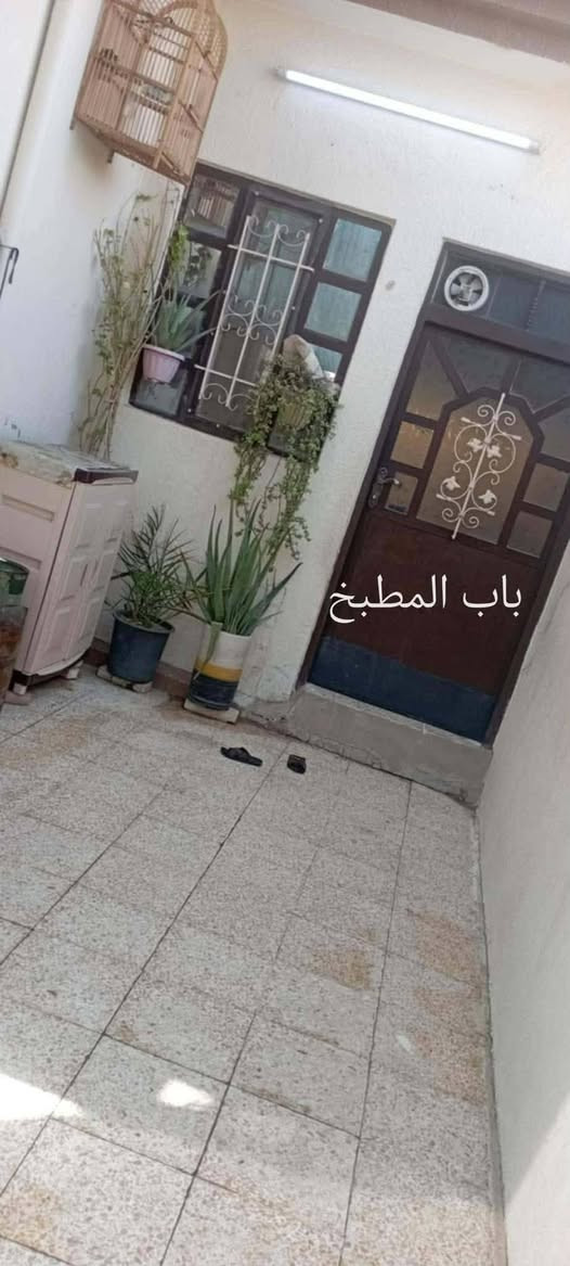 السلام عليكم. دار للبيع في حي الانتصار شارع 60 جهة الميثاق مقابيل المستوصف مساحة 100متر مربع. الدار ركن يتكون من غرفة نوم وهول واستقبال ومطبخ وبيتونة كبيرة الدار بأسمي شرط التحويل للاستفسار على الرقم‏‪***********‬‏ او‏‪***********‬‏
