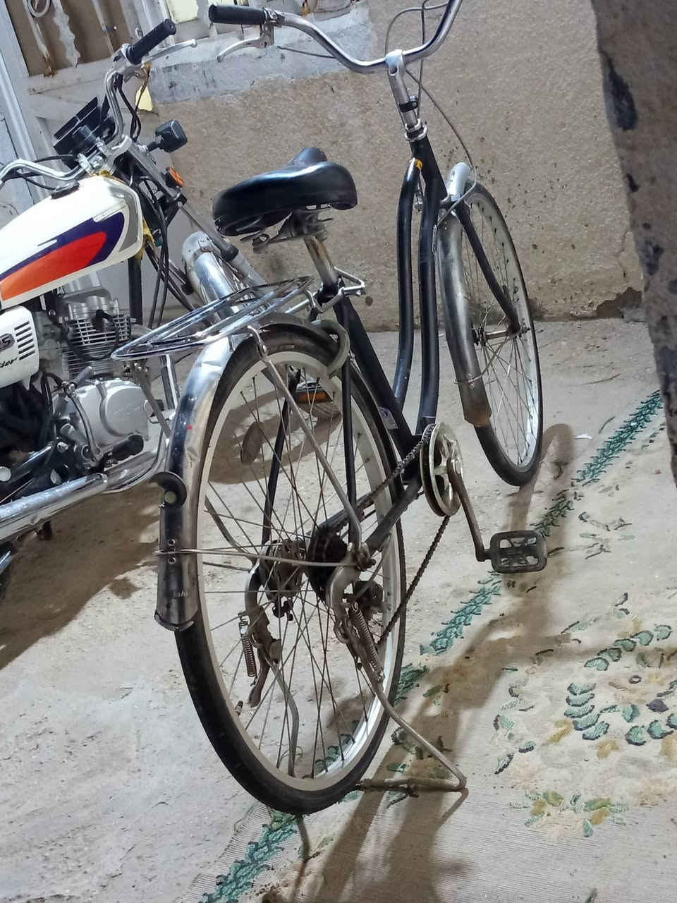 سلام عليكم بايسكل للبيع كربلاء حي العباس حجم 26سعر 100وبي مجال ***********
