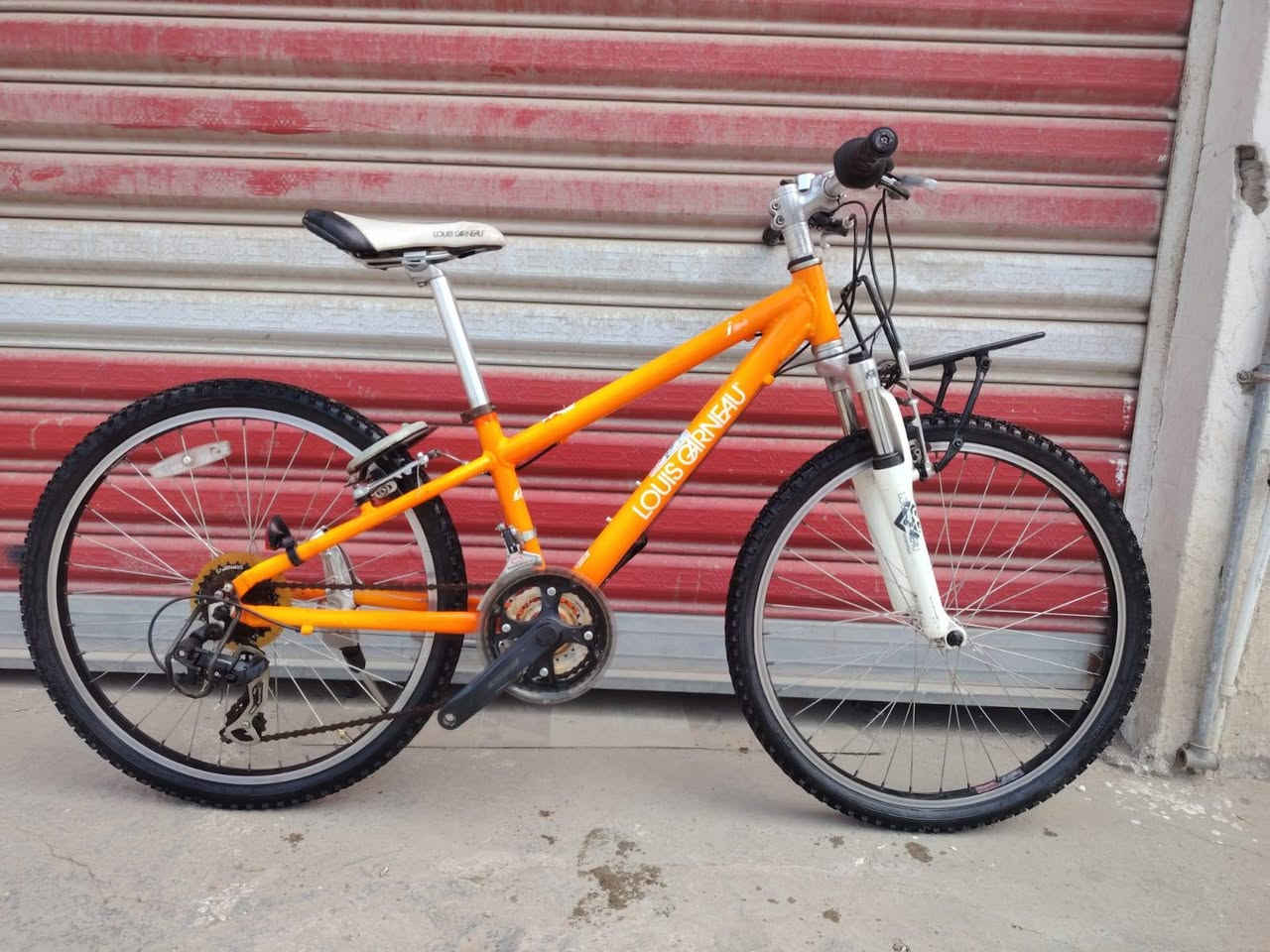 السلام عليكم ورحمة الله وبركاته
بايك موديل جبلي ماركه  الويس العالميه حجم ٢٤
باله ياباني النضافه فول وضع
 حاويه فول
السعر ( 150 الف)  
يدات فر شيمانو اصلي 
لون ميمز برتقالي  مختم 
عكرب ماركه اصلي شيمانو 
ويل كبلونيه كشن اصلي ماركه 
معدن المنيوم ريشه فول موصفات 
كير ٧ /  ٣شغال سستم كامل 
غير مستخدم داخل العراق
عنوان المحل بغداد الحبيبيه 
هاتف *********** 
الاستفسار واتساب
