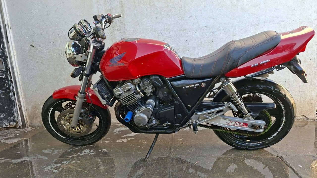 سيبي فور 400الجيل الأول للبيع 
ماعايزها شي تايرات جدد 
دسكات جدد
بوربرنات جدد
مكفوله مال جناي 
اوراق موجوده 
السعر 1750مليون وسبعميه وخمسين وبي مجال للشراي رقمي ***********
