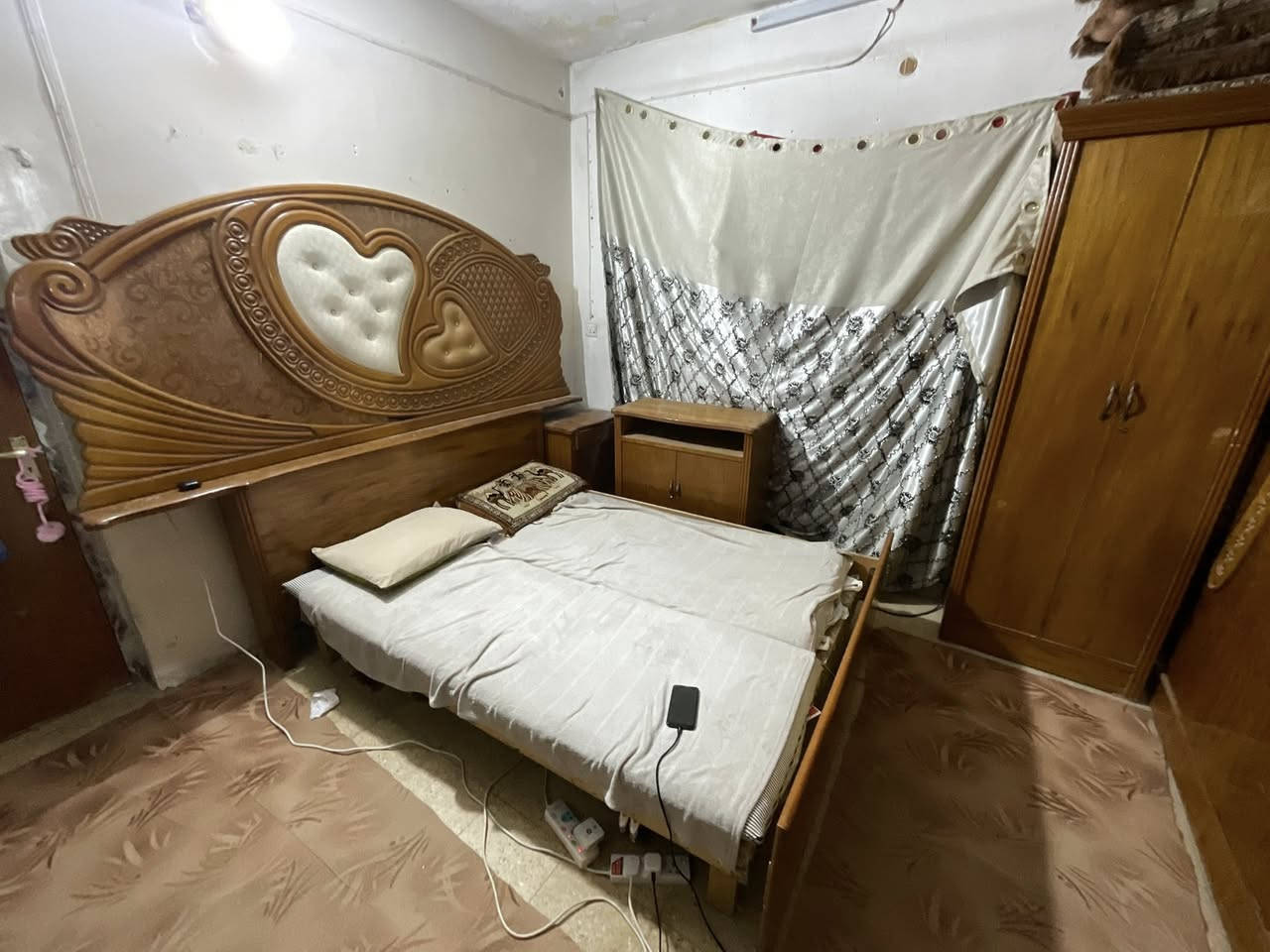 سلام عليكم غرفة نوم كاملة مكملة و جديدة و نجارة عراقية
مكون ٧ قطع 🔥
كلشي مابي و جديد ماصارلي سنة ونص من سويته سعره مناسب و خشب درجة اولى اي شي ما تحتاج بيه كبل افتح و شد بغرفتك  
مكان الغرفة ناصرية حبوبي 
الي صدك يشتري هذا رقمي ***********
