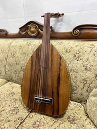 للبيع عود كهربائي هوائي ( الكتريك)   من خشب الجوز  ..  نظيف جدا اوتار ...