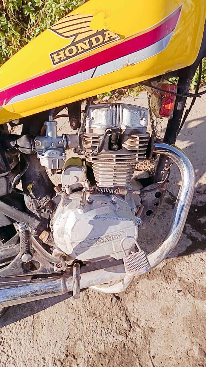 دراجه ايراني للبيع مكينه 5 كير الدراجه كوم حديد بس شغال او تمشي بس جانت متروكه او هسه شغلته  السعر 250 او بيه مجال بسيط العنوان بغداد البياع شهداء قرب الفلكه الشهداء  رقم الهاتف ***********
