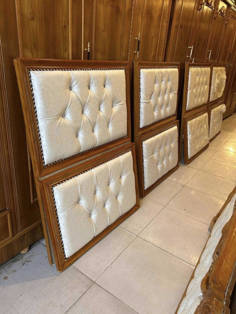 تخت نفر للبيع جديد ⚜️💫💫
صاج جلد مخسف زان مصري مهوكني
كشن بلوك اسود 16 ملم /6 رجلين العرض 90 الطول مترين ستندر
للاستفسار الاتصال على الارقام 
اسيا 📞(***********)
كورك📞  (***********)
عنواننا 
الحدباء معرض ابو حسون قرب مرطبات البحرين ❄️⭕️⭕️
