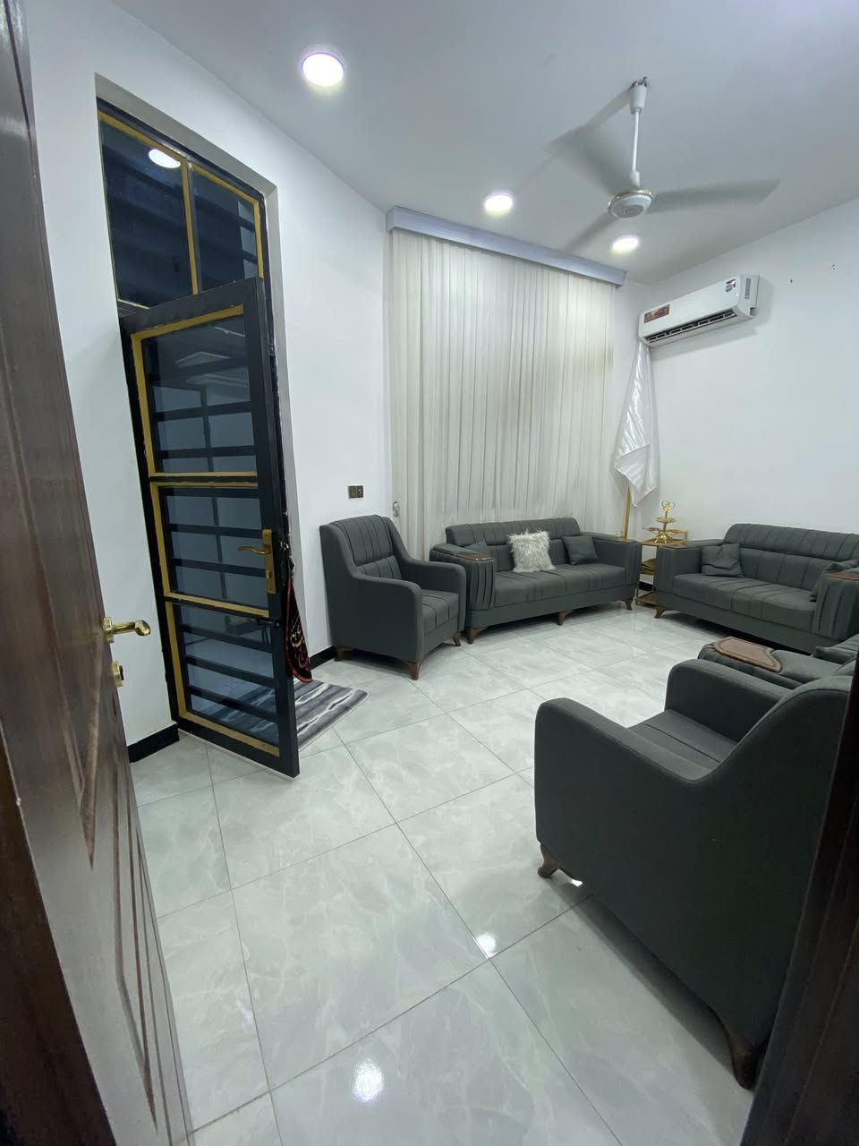 دار للبيع 📍 العنوان : الامين الاول شارع ابو التنانير
📈 المساحة : ١٢٠ م واجهه ١٢  م والنزال ١٠ م 

يتكون من طابق واحد كونكريت مُسلح ✅ سند ٢٥ مداور ب اسم المشتري 

- غرف نوم عدد 2
- صالة واحدة
- استقبال 
- مطبخ 
- دورات مياه 2

⚠️ متوفر خدمات تبليط . اناره  .ماء  .مجاري  .كهرباء 
 ⚠️ السعر : ٧٠ مع المجال 

☎️ للأستفسار اكثر اتصل على ***********
متواجد واتساب
 و ماسنجر
