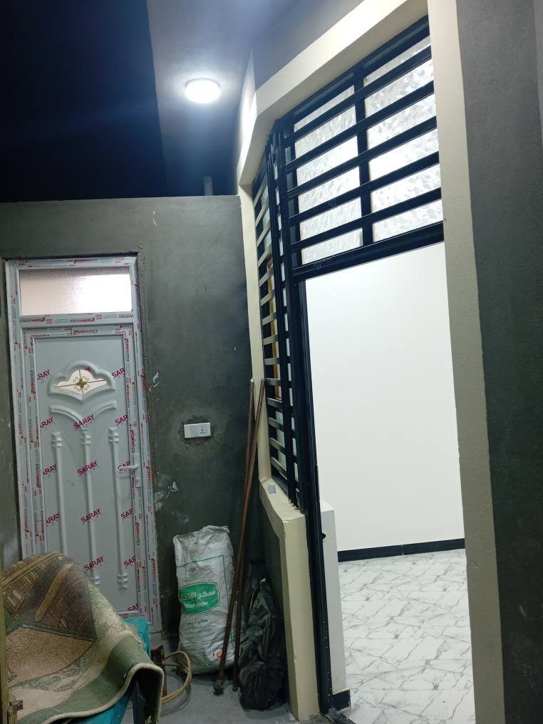 السلام عليكم 
بيت طابو زراعي سند 25 مشمول بل تطويب مرقم ومعامله كامله بل بلديه 
100 متر بناء درجه اولى صب كونكريت أساس وسقف طابوك جمهوري غرفه وصاله واستقبال ومطبخ وتخاريج داخليه وخارجيه بناء جديد قبل شهر وحاليا البيت بي مستأجر 3 نفرات الشهر 250 الف البيت للبيع على ايجاره يعني اليشتري يستلم اجار كبل بناء البيت درجه اولى شرط تجي وشوف المكان شارع المعمل قرب اسواق زيتونه منطقه هادئه ومتوفره بيه جميع الخدمات يبعد عن شارع المعمل الرئيسي 20 متر البيت كامل سطح وتشاريف ماناقص اي شي السعر 50 وبي مجال قليل الشراي يتصل على الرقم ***********
