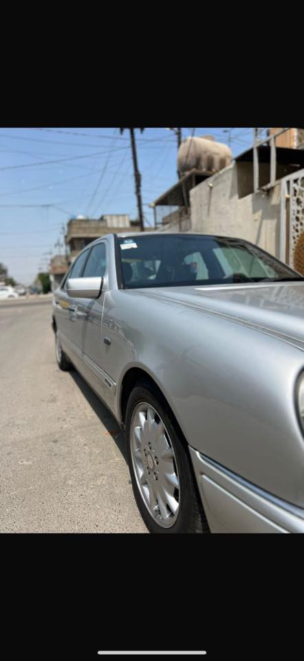 السلام عليكم مرسيدس ام عيون مسجلة 1996 
هي 1998 
سيارة بلادية ومظيفة لون سلفر باسمي سنوية لحد ٢٠٣٠ 
تحويل مباشر بدون اي نقص محرك v بحالة ممتازة 
للبيع سعرها 100 بيها جال قليل 
للجادين بالشراء الاتصال على الرقم 
***********
