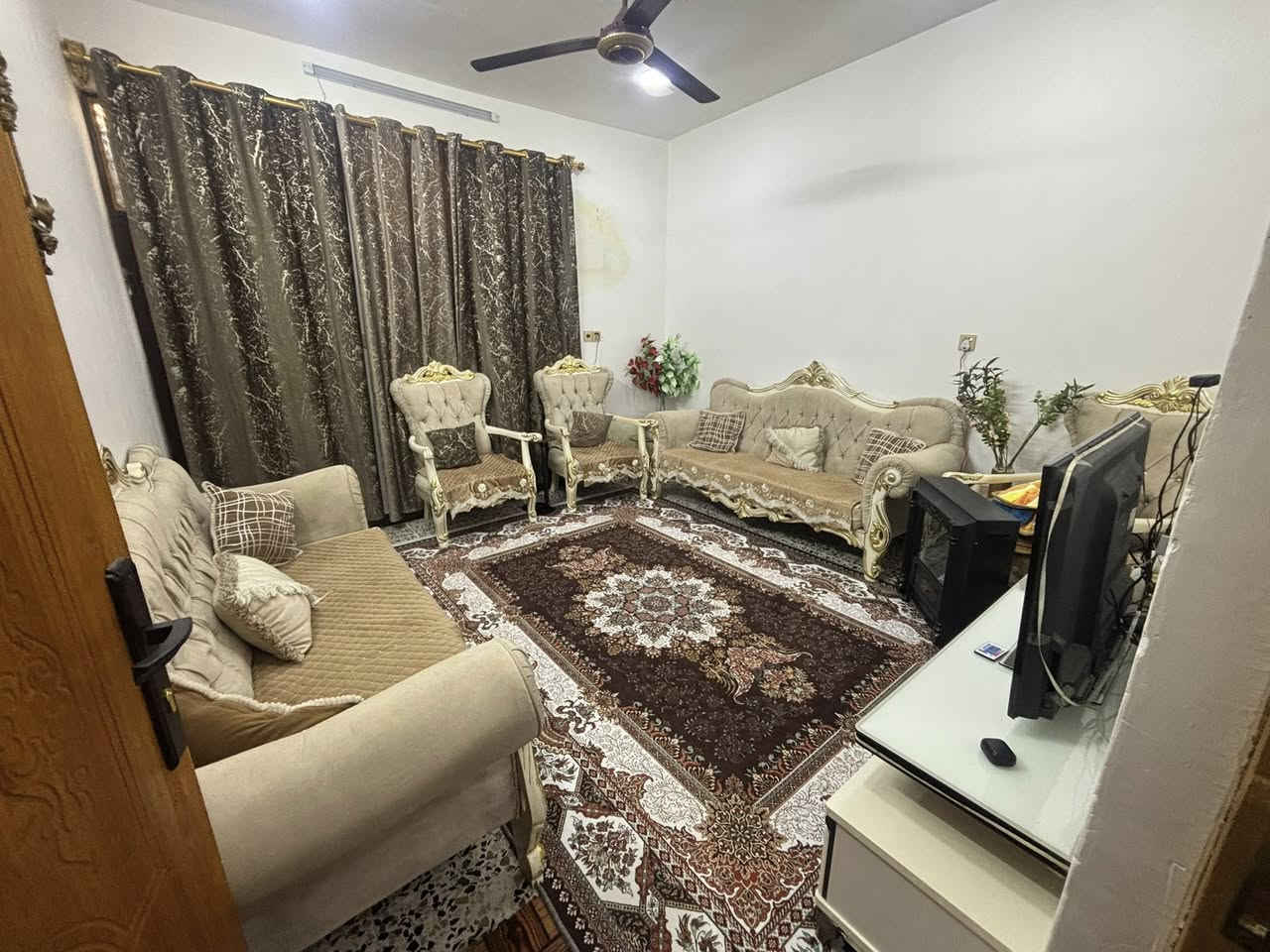 بيت الايجار مساحه 75 بناء جديد 2025
غرفتين وحده فوك ومساحتها 6فيي3
وثانيه جوه ومساحتها 4في4 
واستقبال ومساحته 4في4
ومطبخ وصحيات شرقي وغربي 
موقع  البيت السكلات بل 15 شارع المستوصف المراجعه مع صاحب البيت ‭0771 193 4429‬
