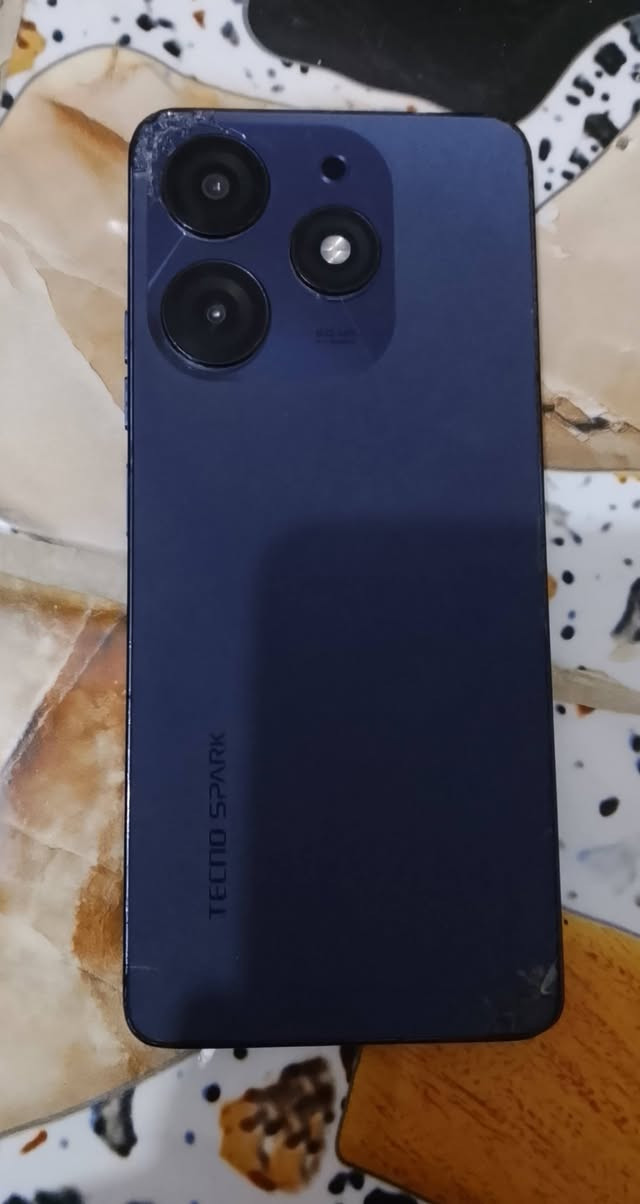 سلام عليكم للبيع ‏‪TECNO SPARK 10 Pro‬‏ جهاز نضيف حسب صور بس بي شخوط مثل ماموضح بصوره بس مامئثر علي ابدد الموصفات كدامك ذاكراته 256 والعشوائيه 16 والبطاريه 5000ملمبير جهاز كلشي شغال بي بس لبصمه متوقفه الباقي كله بلادي 
السعر 120  المكان رميثه الهلال 🤍 رقم ***********
