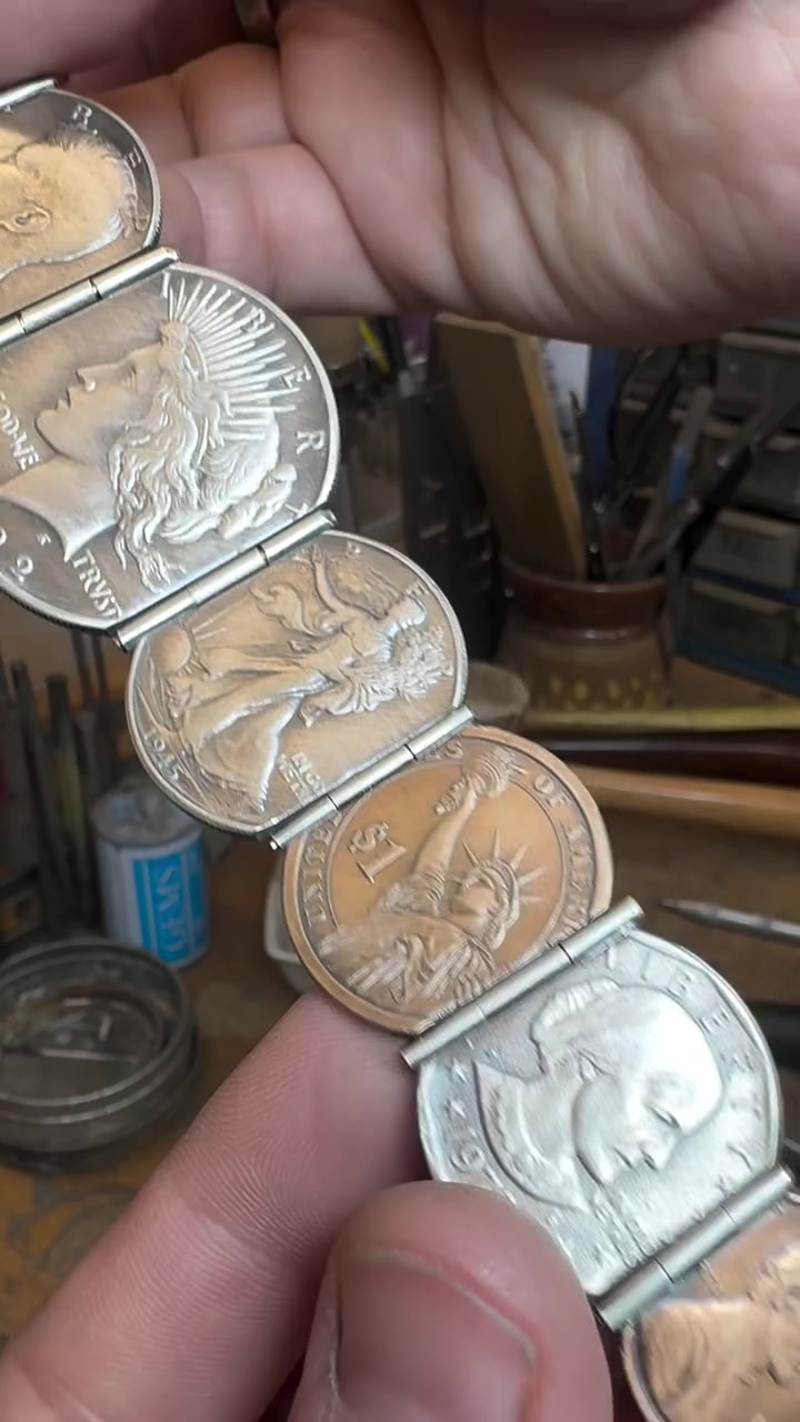 😍NEW handmade hinged coin bracelet! This one is so stunning in person, yummmmmmmm! 💘 
.
.
#staceyleewebber #coins #bracelet #silvercoins #silverdollars


**إذا كنت صاحب هذا الإعلان وتريد حذفه لأي سبب، رجاءا أرسل رسالة إلى الدعم الفني**