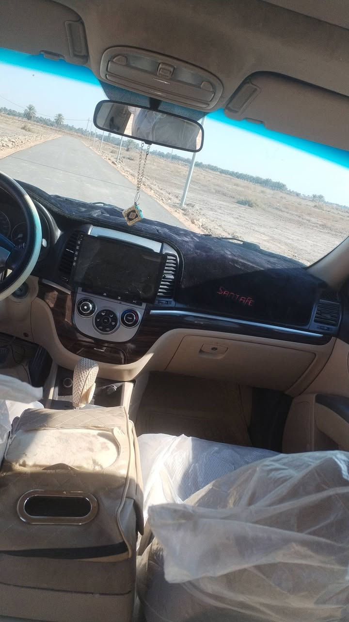 سنتافي ٢٠١٠ خليجي رقم دولي بغداد فول مواصفات فتحه مكينه ٦ سلندر ٧ راكب تخم تاير وتبريد ثلج حداديه جديده بيها رشات صبغ قليله بدون دواخل شواصي تكم قماره مكفولات مكانها بابل القاسم الاستفسار *********** السعر ١١٨ وبيها مجال
