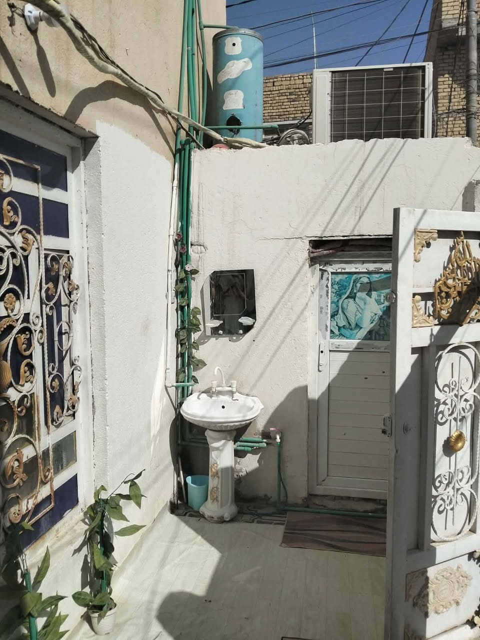 🔶 بيت بحي لفدأء بشارع ابو لبنان ثالث فرع عن المضخه.
💠💠💠💠💠💠💠💠💠
🫖🫖🫖🫖🫖🫖🫖🫖🫖
 لبيت ركن مساحته 100متر مربع 10 ×10 متر  . بناء طابوك وثرمستون والسقف  عكاده . متوفرة كل الخدمات 
💢💢💢💢💢💢💢💢💢
البيت طابقين :-
 المسقفات الطابق الاول غرفه نوم  واستقبال ومطبخ ومجموعة صحيه 
الطابق الثاني 3 غرف نوم .
🧿🧿🧿🧿🧿🧿🧿🧿🧿
السعر 140 مليون .
***********
