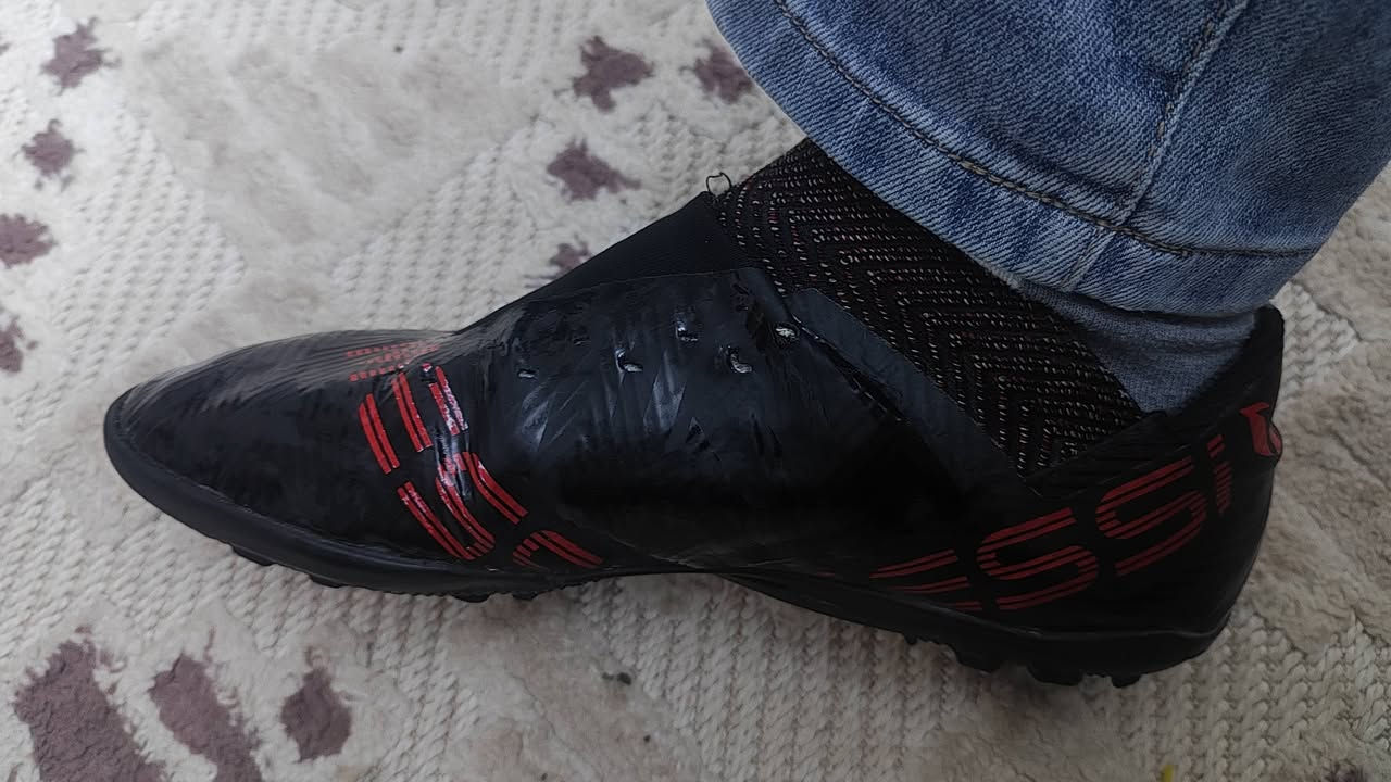 السلام عليكم حبايب توفر حذاء مسي بل لون الاحمر والاسود قياس بوش يعني من 40 لل42  هوا نفس الحذاء بي عيب بسيط خياط بصفحت الحذاء لغرض تقويه المنطقه وتكدرون شوفون الحذاء من جوه ممسوح يعني مامستخدم ونضيف 
السعر 15 الف مع توصيل ويا هديه جواريب اديداس هم لون اسود واحمر وتدللون توصيل لجميع المحافظات العراق تواصل خاص او واتساب ***********
