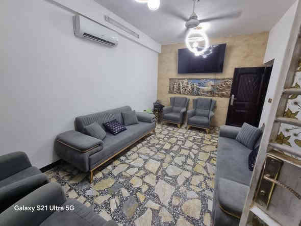 السلام عليكم دار ١٠٠م للايجار ٣نوم وصاله ومطبخ بيت جديد مقابيل حديقه تشجير الطابق الثالث مخزن كبير بناء العنوان حي الجهاد الامانه خلف الملعب 
الاتصال ***********
